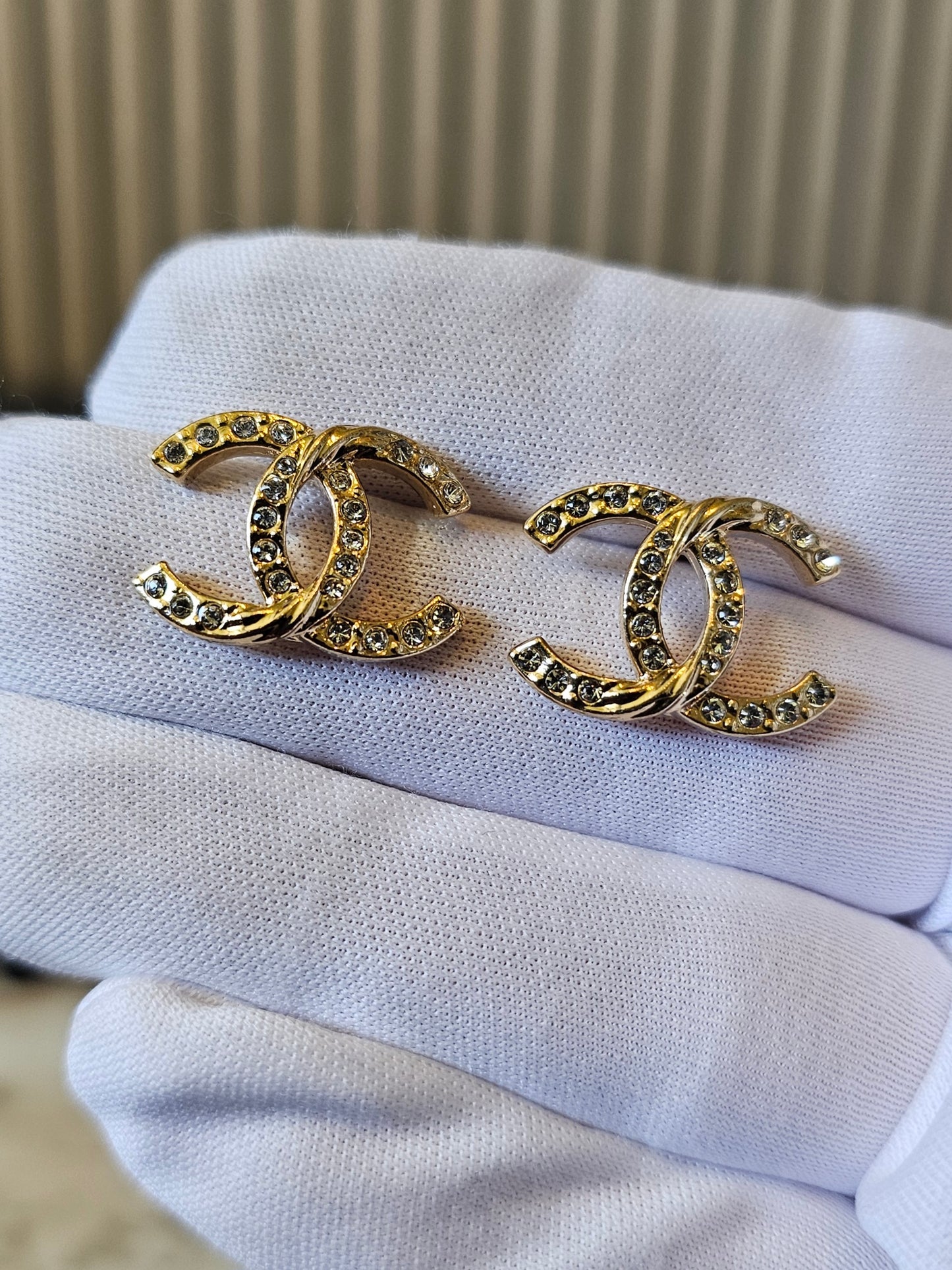 Chanel øreringe, Golden with stones.