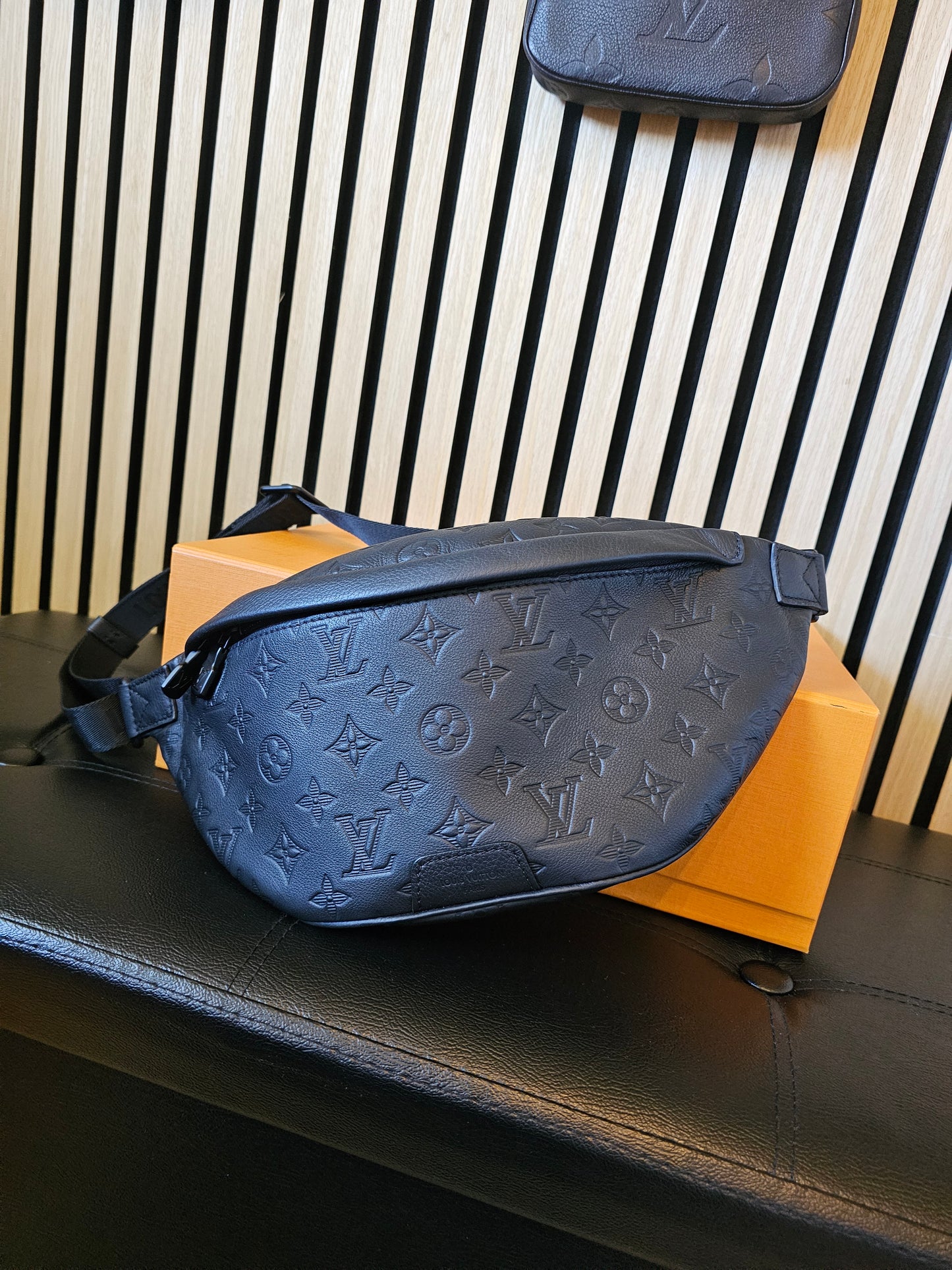 M46036 - Louis Vuitton Bumbag - Discovery PM, Black monogram.