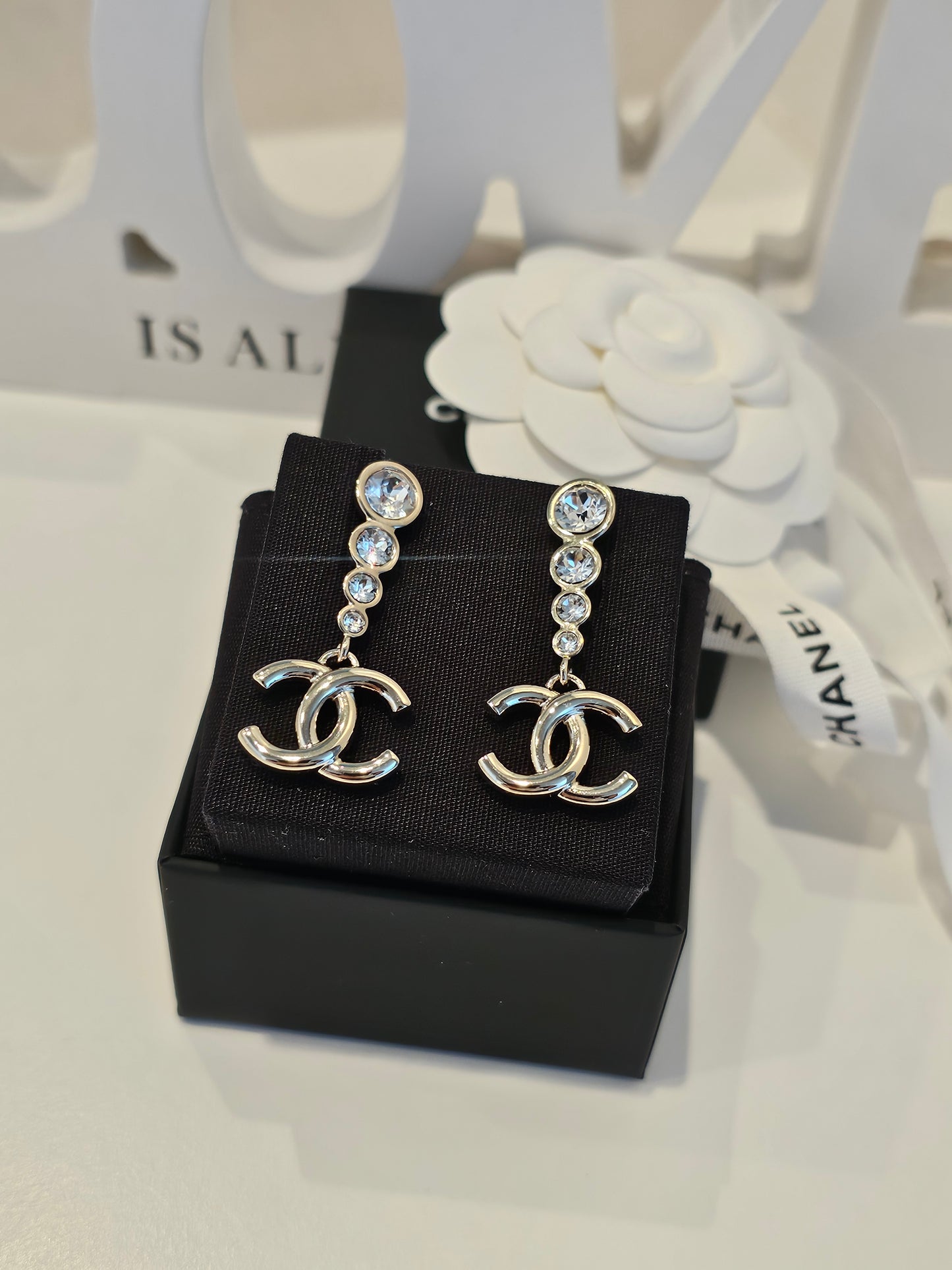 ABE124 Chanel øreringe- CC pendant with stones.