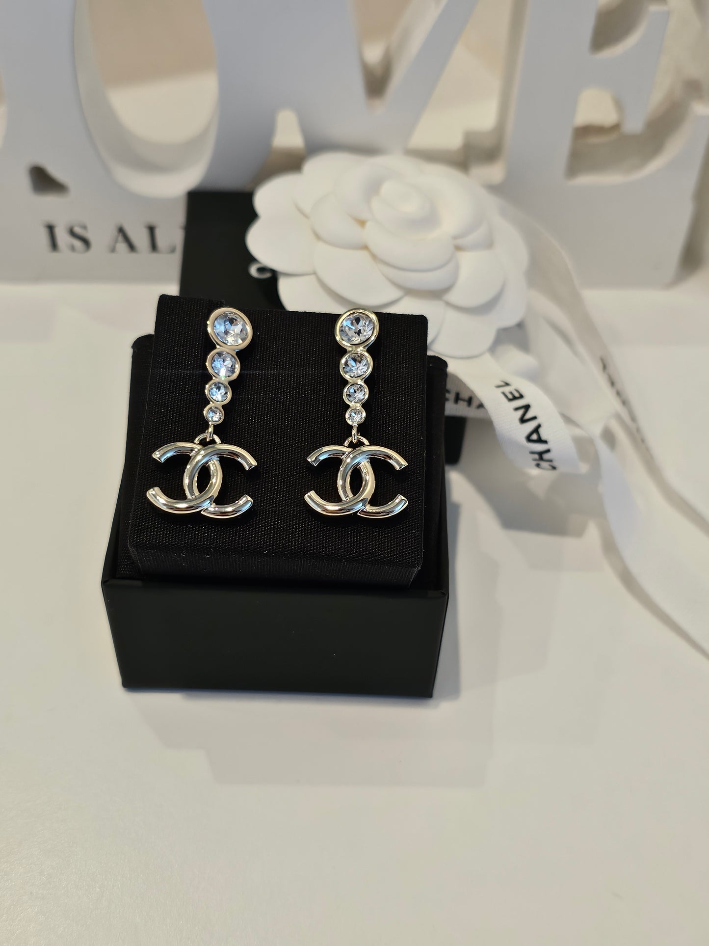 ABE124 Chanel øreringe- CC pendant with stones.