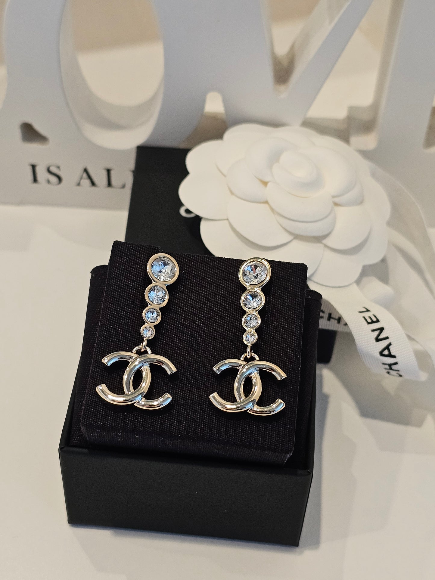 ABE124 Chanel øreringe- CC pendant with stones.