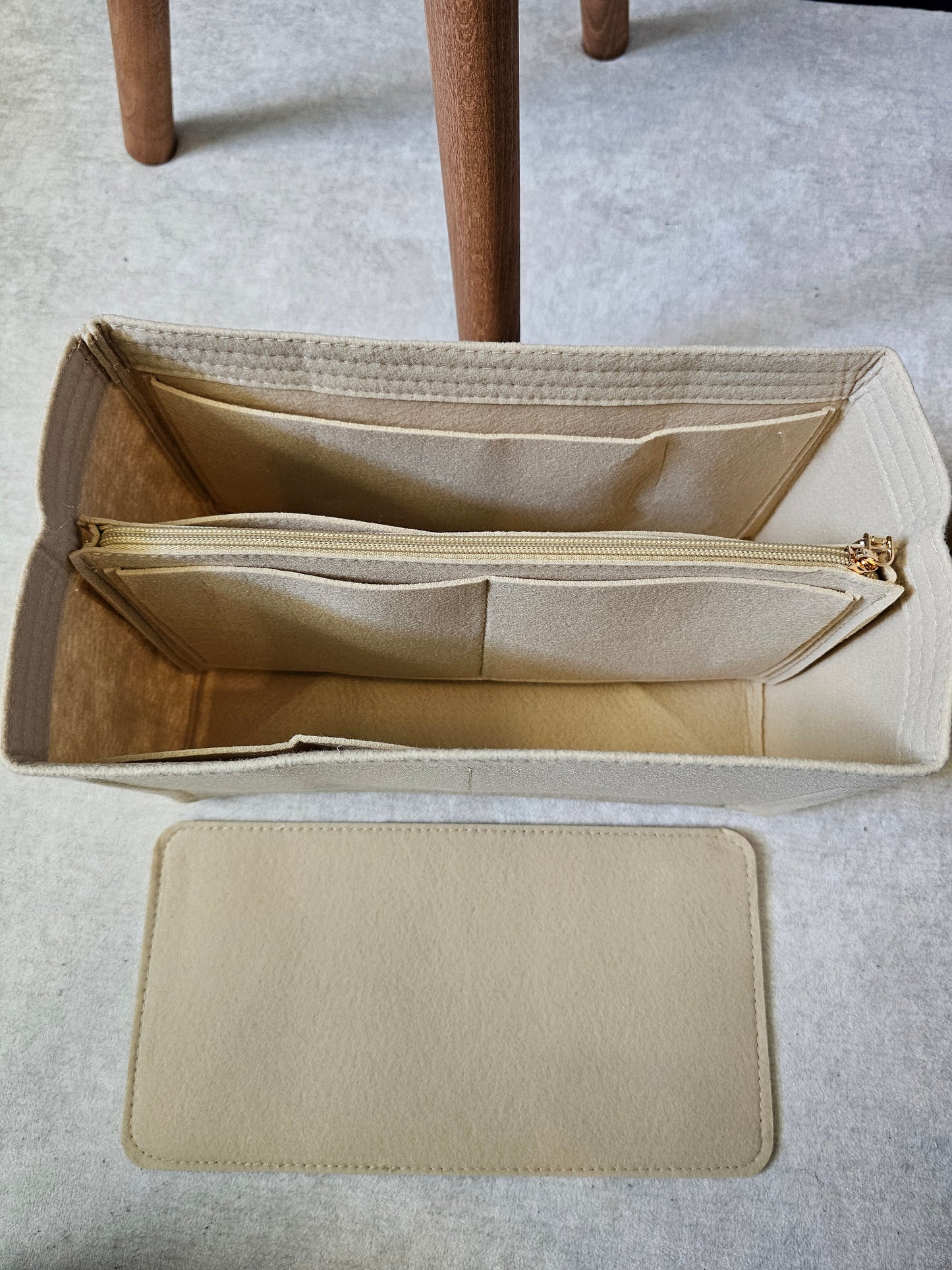 Beige organizer med ekstra bundplade.