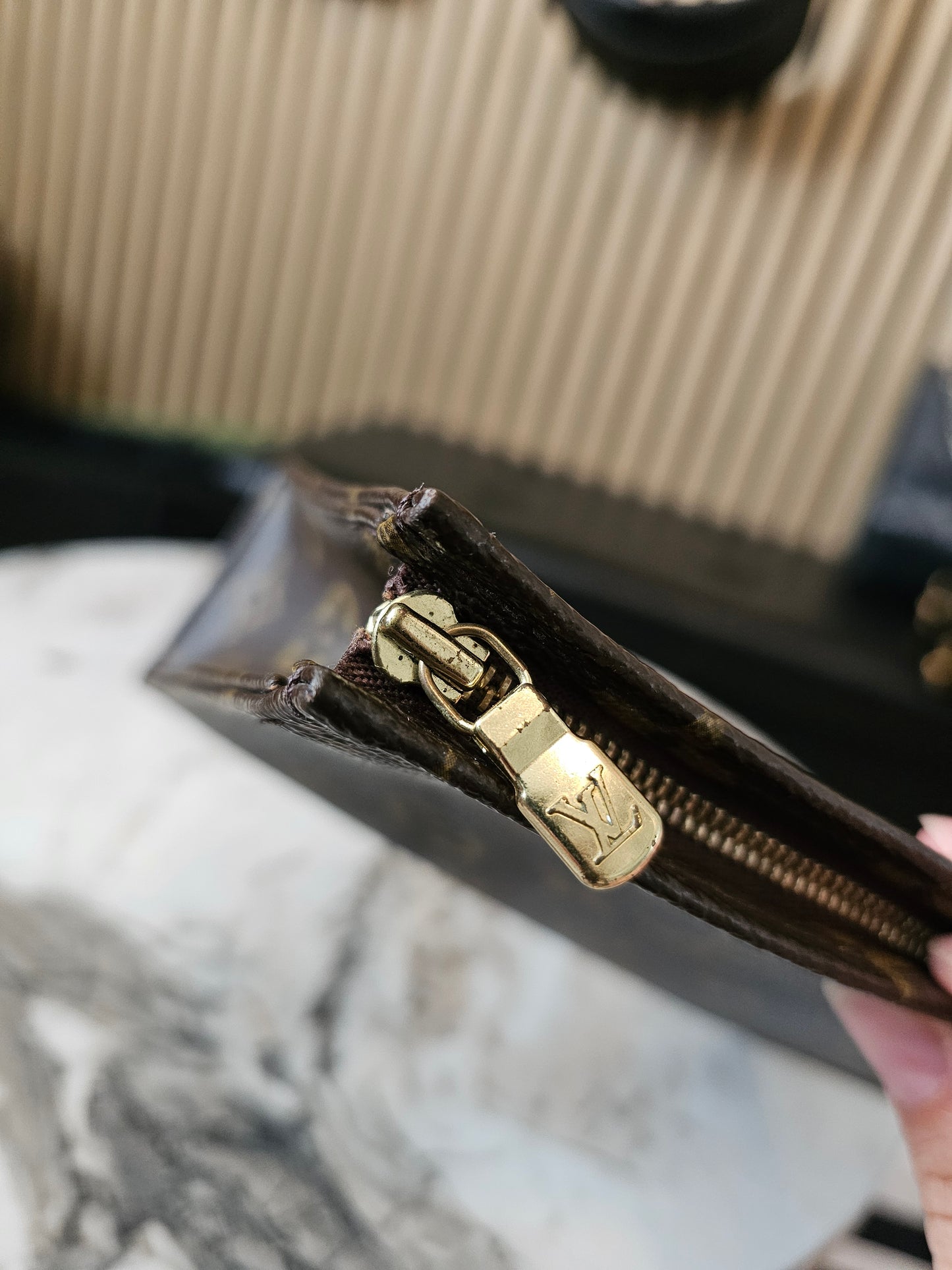 Louis Vuitton - Toiletry pouch 19, MNG kanvas.