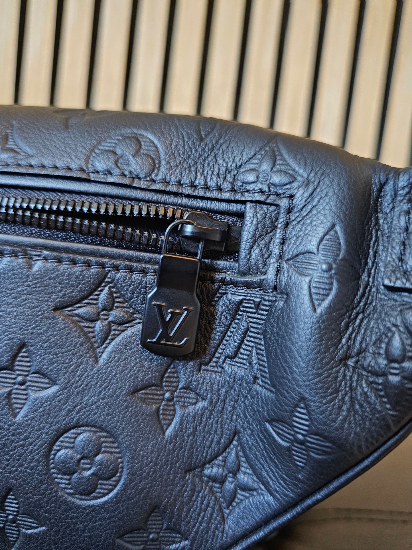 M46036 - Louis Vuitton Bumbag - Discovery PM, Black monogram.
