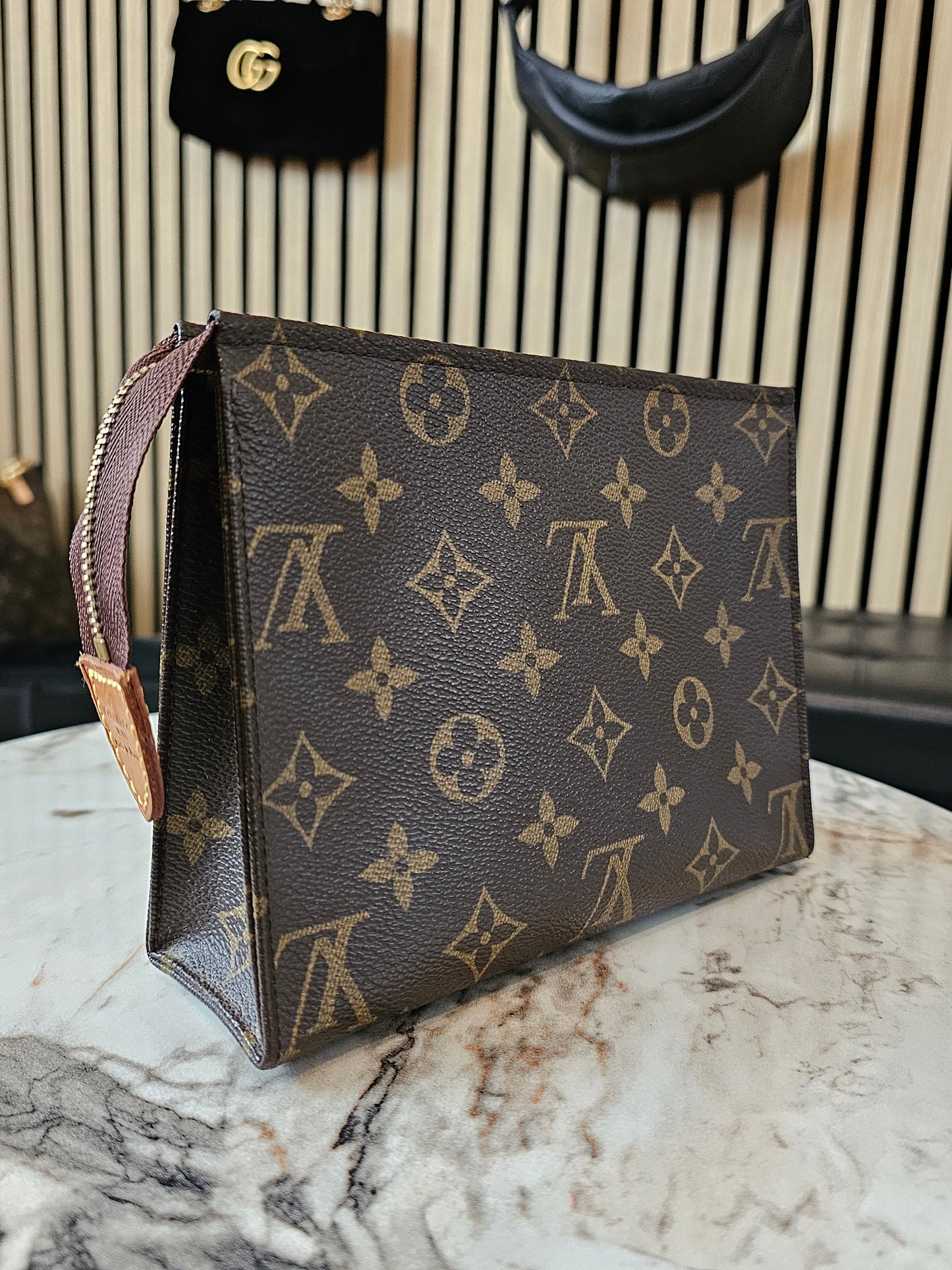 Louis Vuitton - Toiletry pouch 19, MNG kanvas.