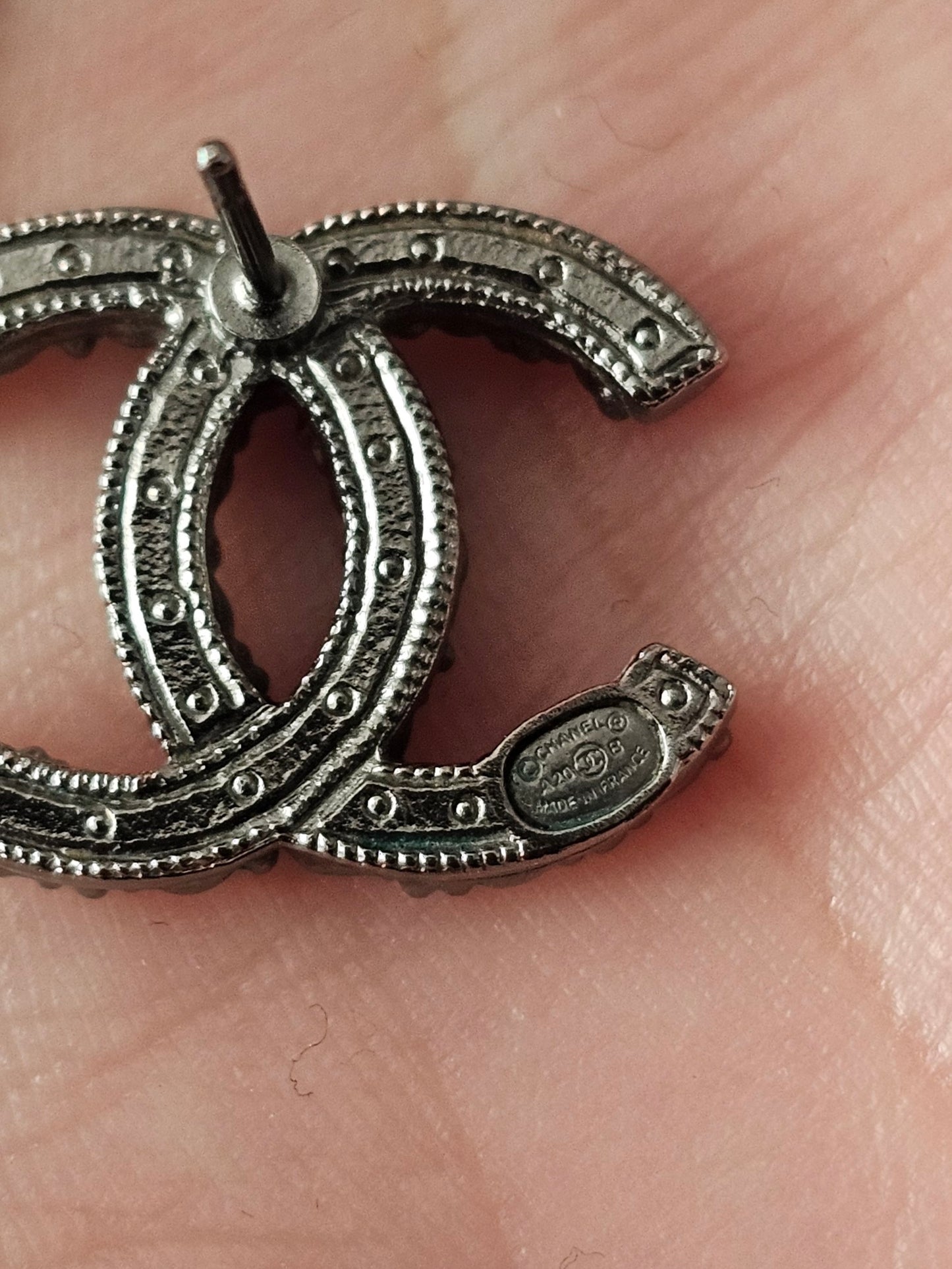 AB4797- Chanel øreringe, oxidated silver with stones & pearls.