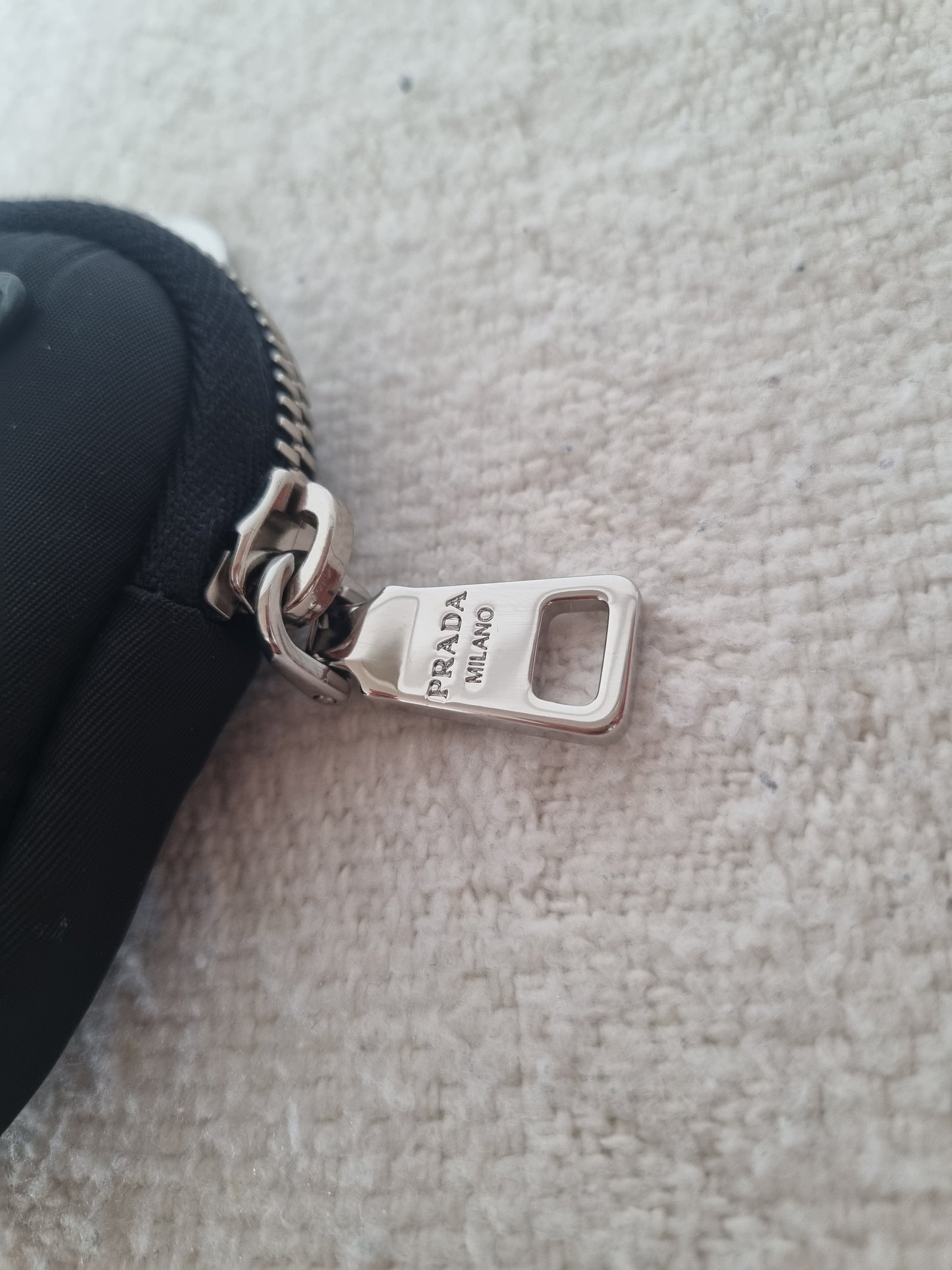 Prada pung - airpods case.
