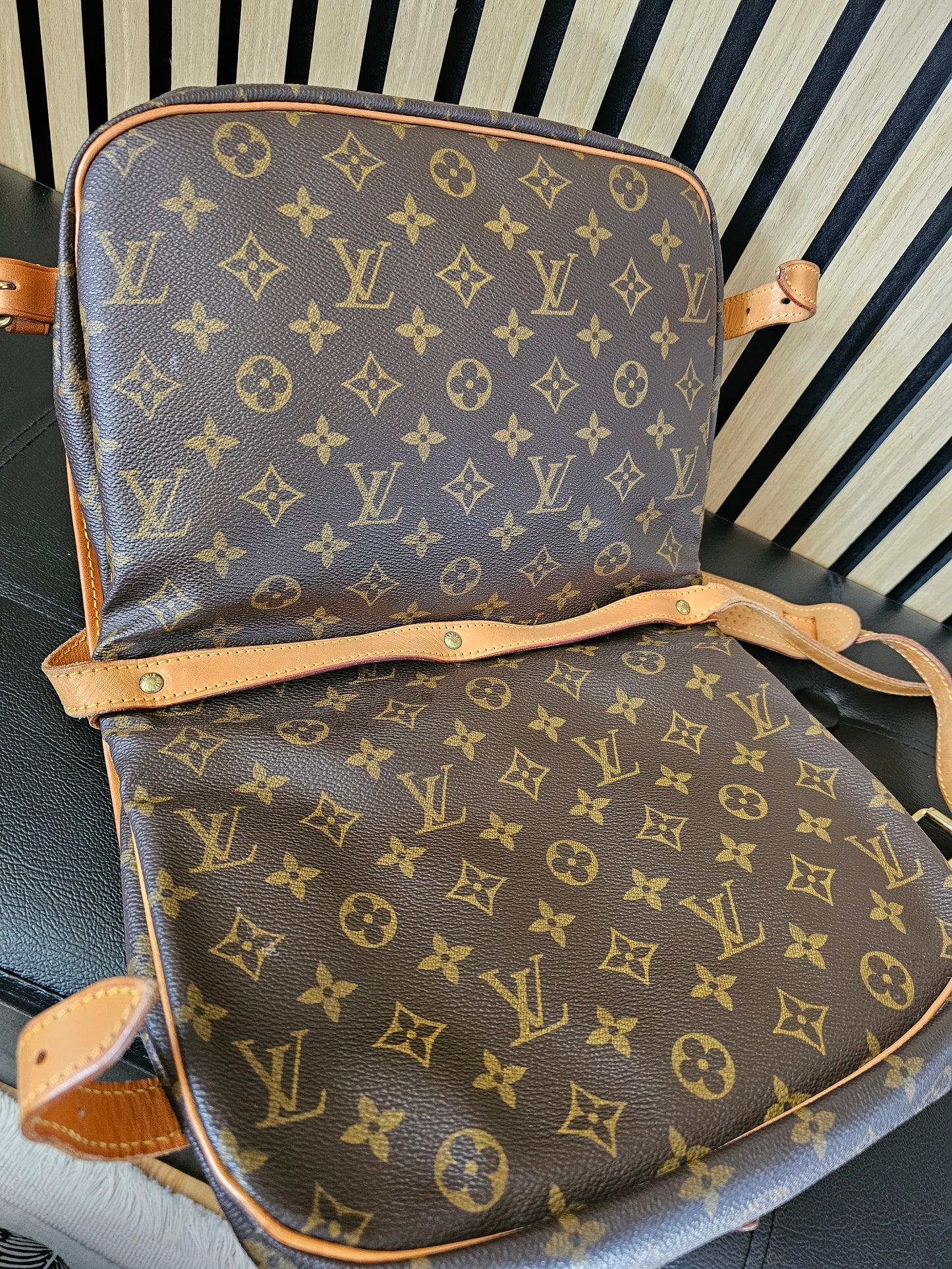 M42256 - Louis Vuitton - Saumur 30 monogram kanvas.
