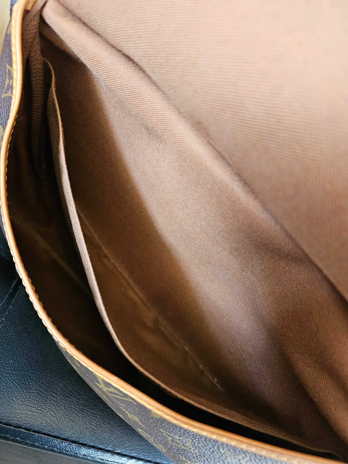M42256 - Louis Vuitton - Saumur 30 monogram kanvas.