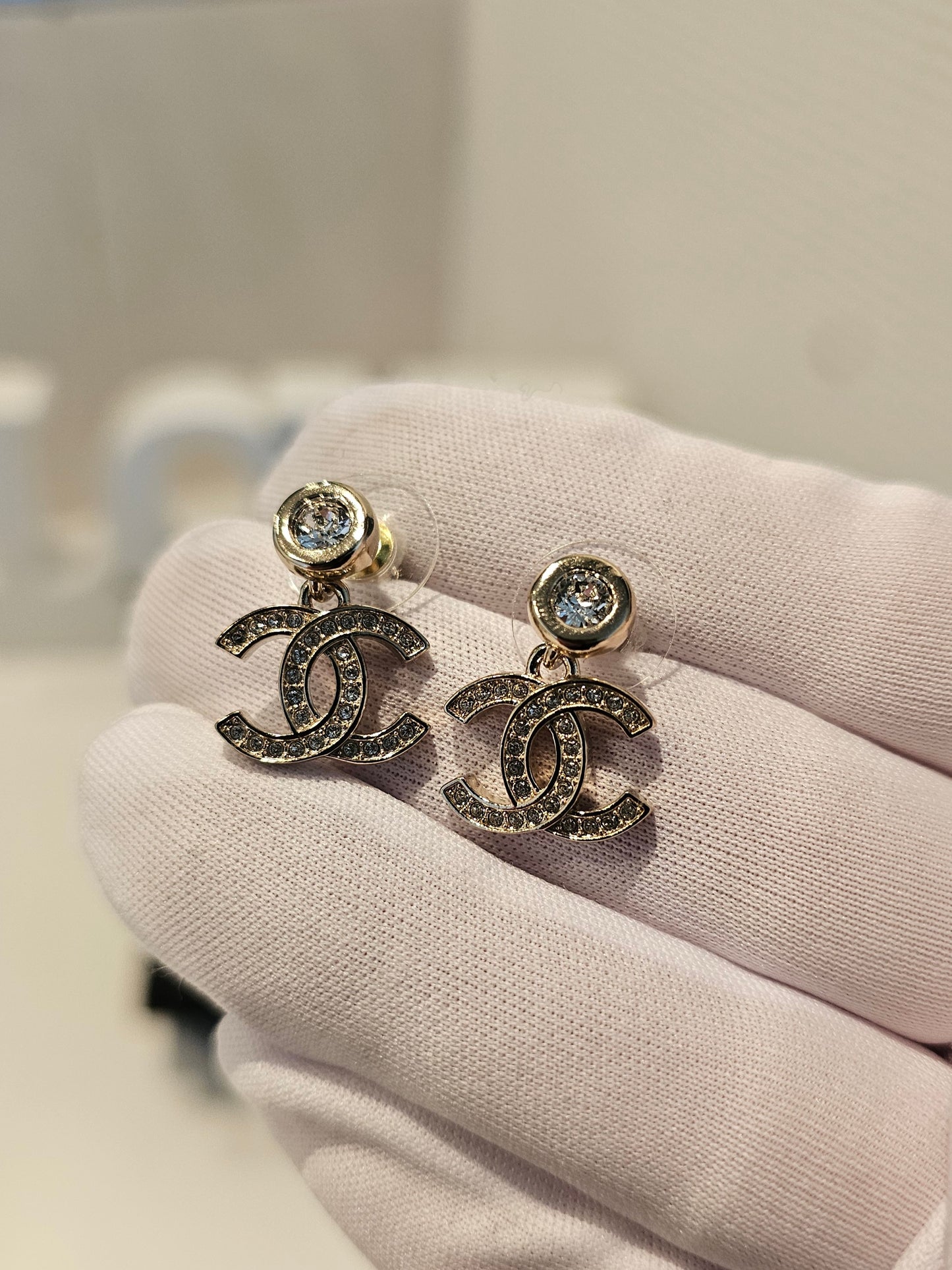 ABC190 Chanel øreringe - Small CC pendant Golden with stones.