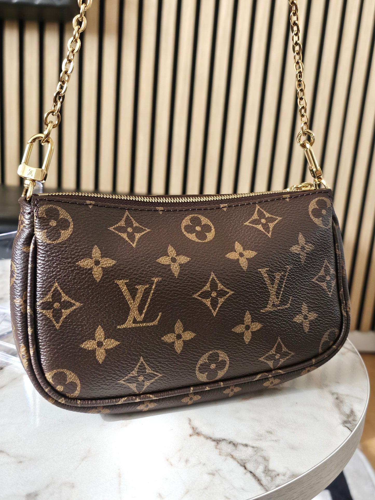 Louis Vuitton small pochette with chain, MNG kanvas.