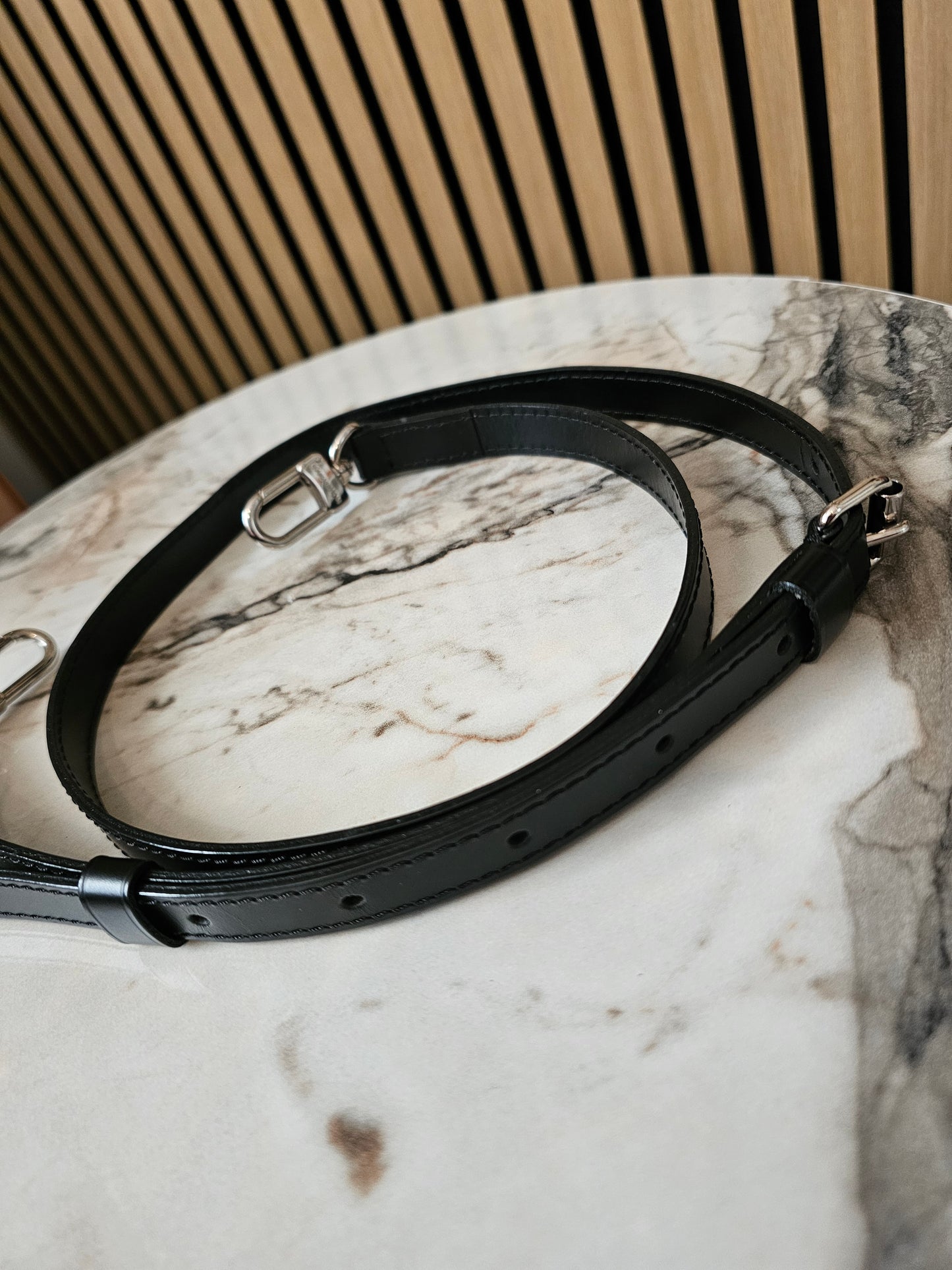 Louis Vuitton taske rem / adjustable bandouliere in black epi leather.