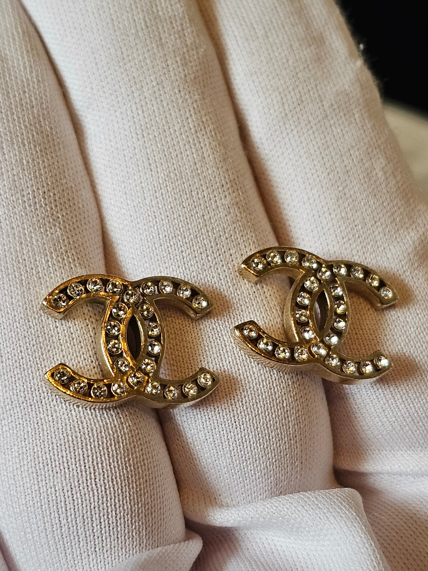 Chanel øreringe - CC golden with stones.