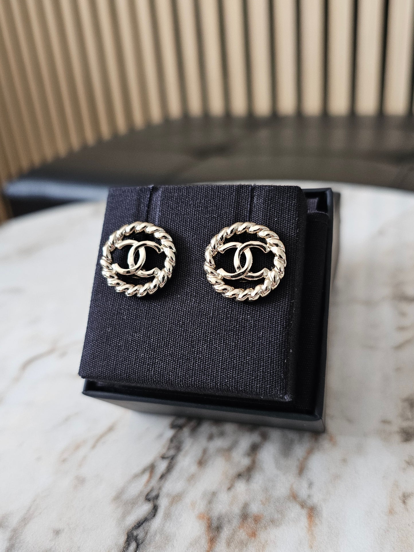ABE952 - Chanel øreringe - Golden round Chanel earrings.