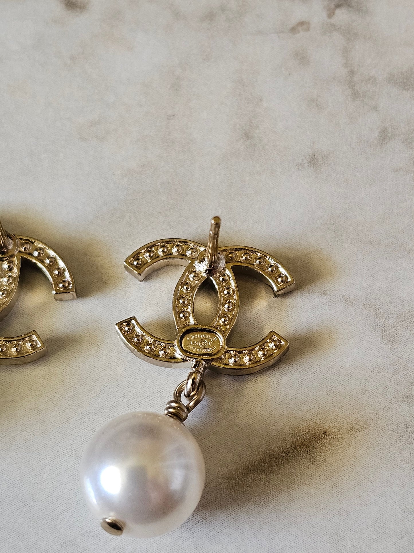 Chanel øreringe- pendant Golden with crystals and pearl.