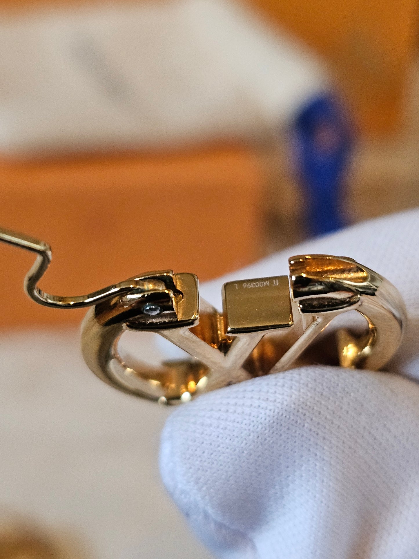 M00396 - Louis Vuitton, Louise PM earrings.