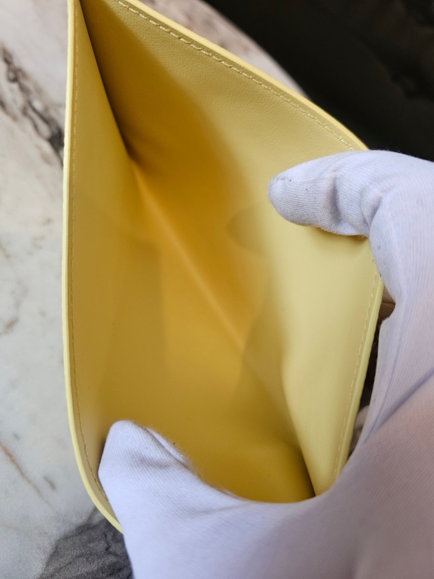 Liyis Vuitton Kortholder I guld epi leather.