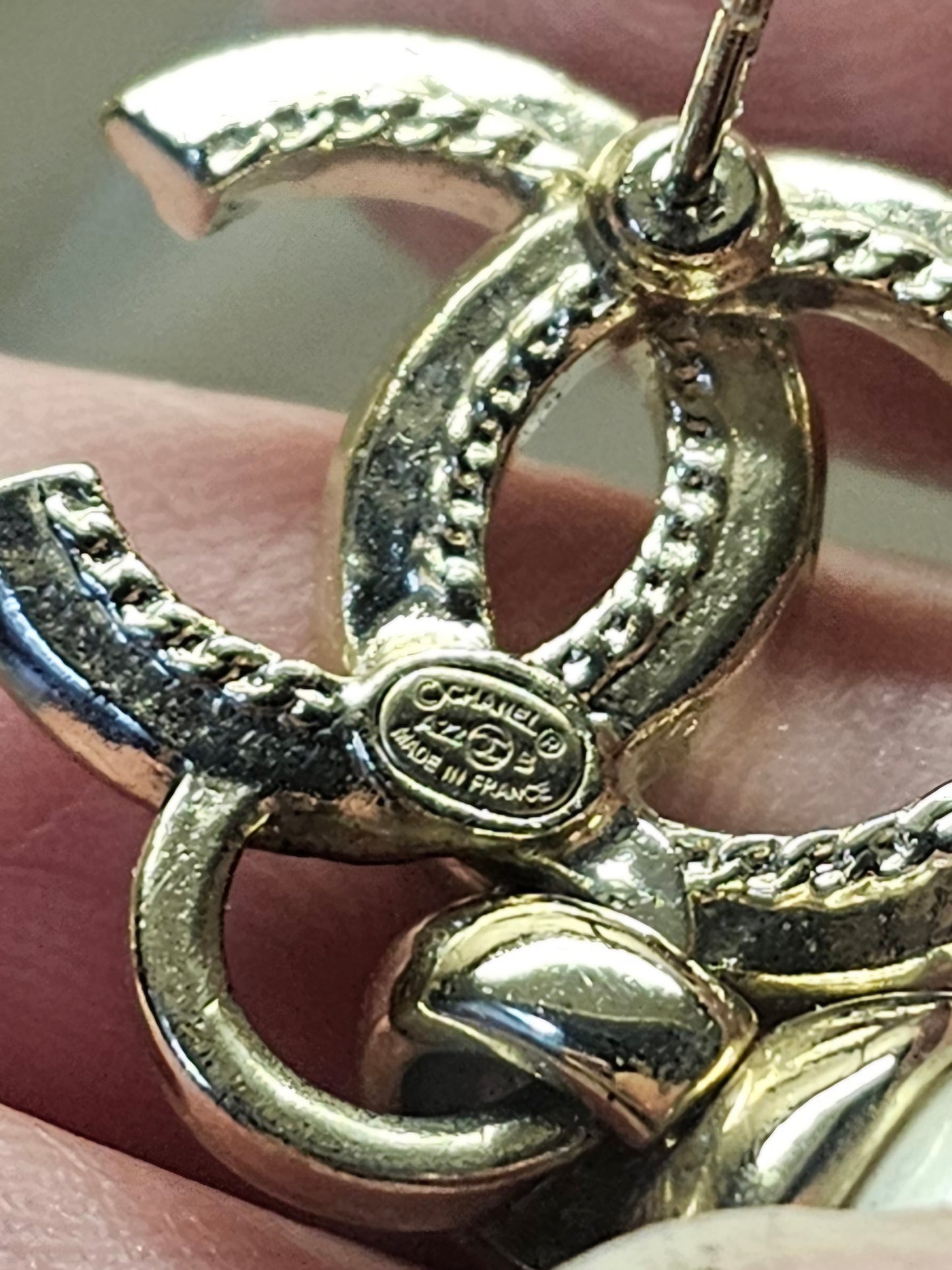 Chanel øreringe - Golden CC pendant with perle.