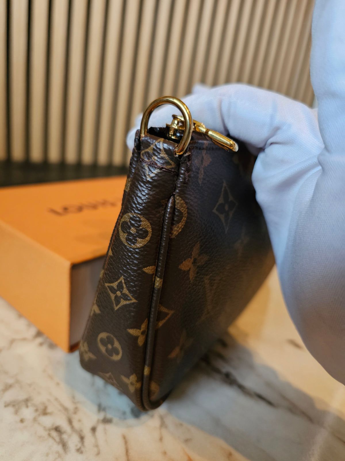 Louis Vuitton large pochette in monogram kanvas.