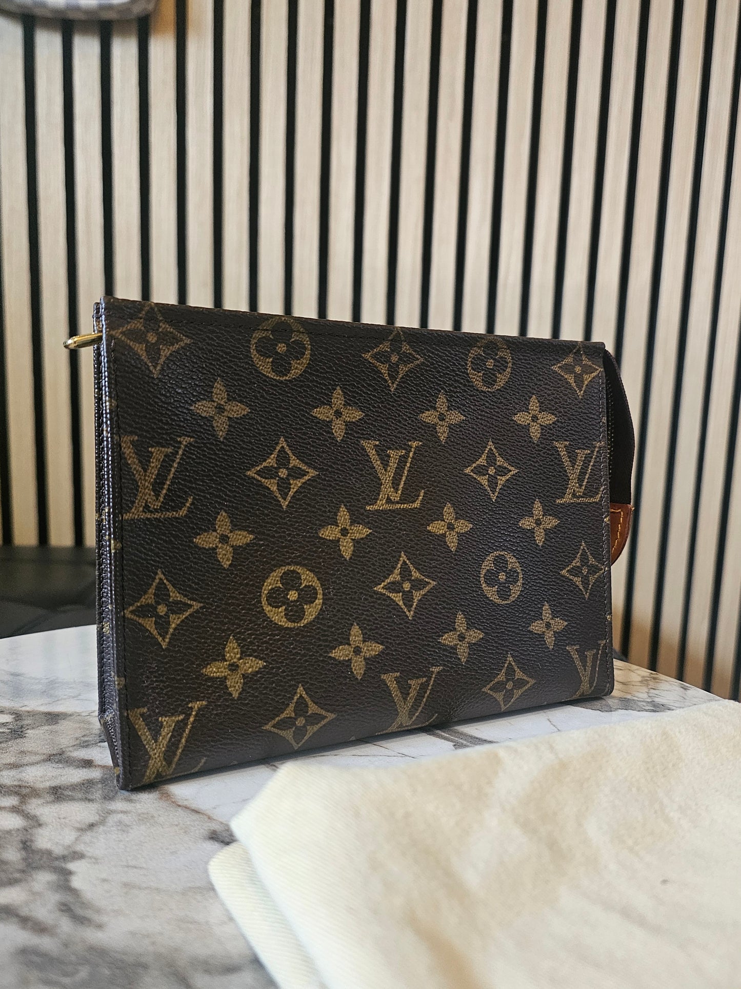 Louis Vuitton toiletry pouch 19, MNG kanvas.