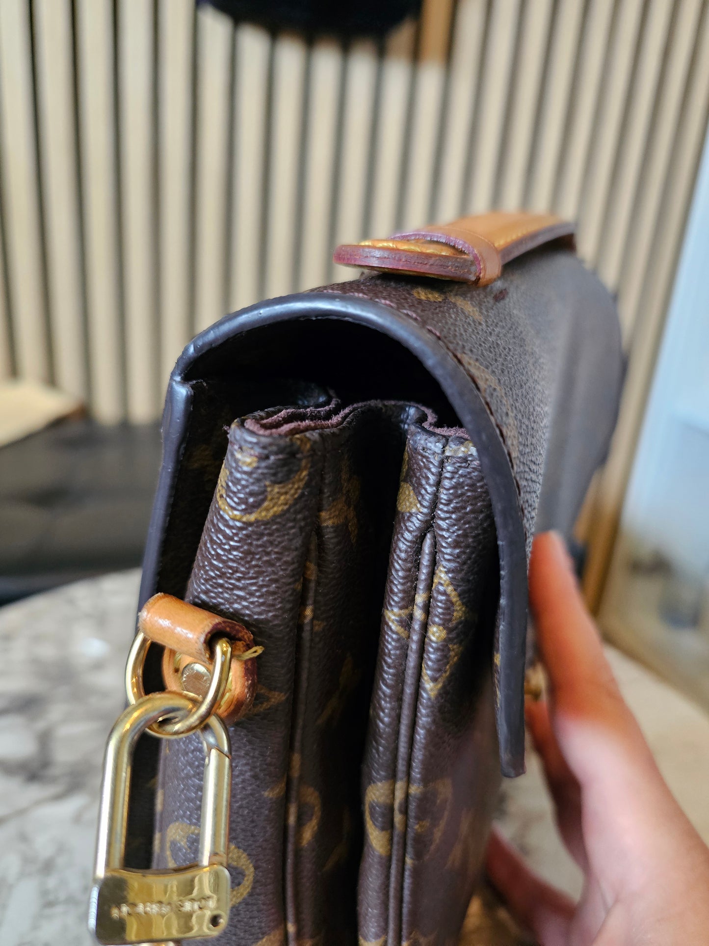 M44875- Louis Vuitton pochette Metis, MNG. Kanvas.