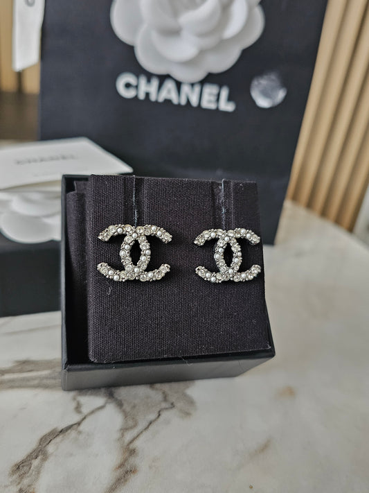 AB4797- Chanel øreringe, oxidated silver with stones & pearls.