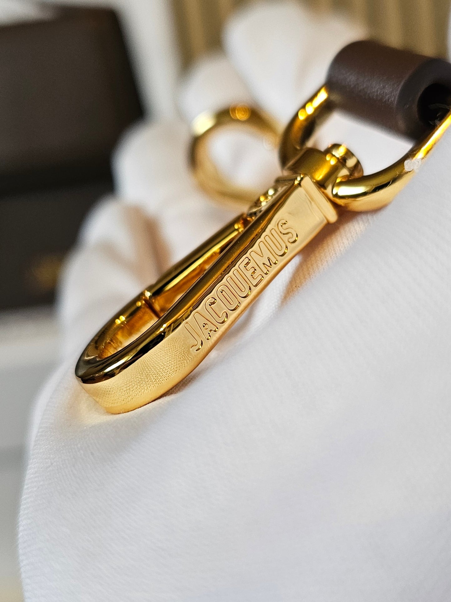 A01850 - Jaquemus bag, large bambino. Brown.