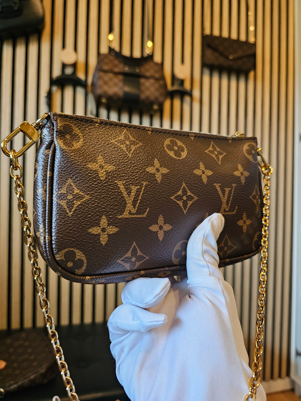 Louis Vuitton small pochette in monogram kanvas, with gold chain.