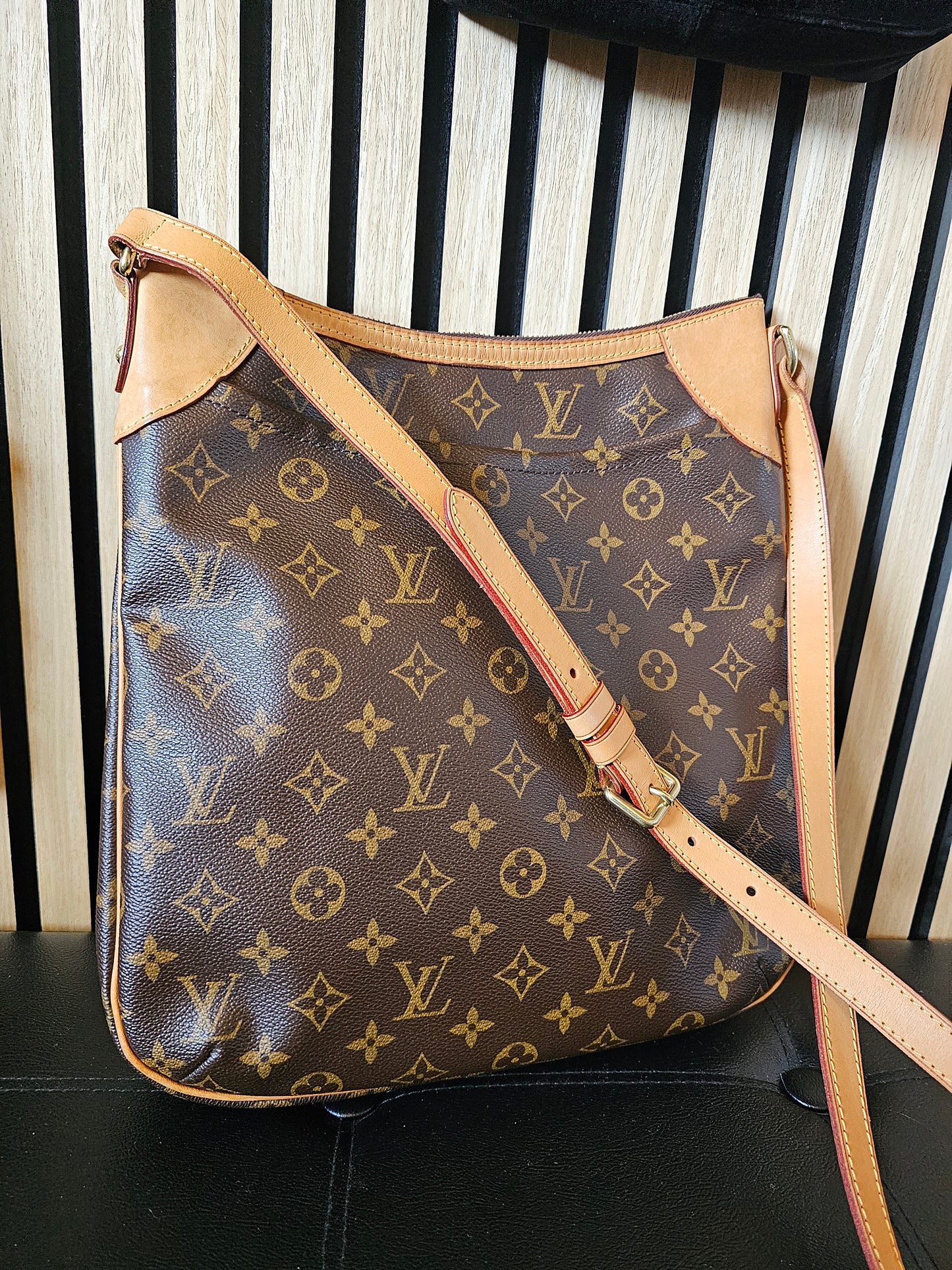 M56388 - Louis Vuitton Odeon GM, MNG. Kanvas.