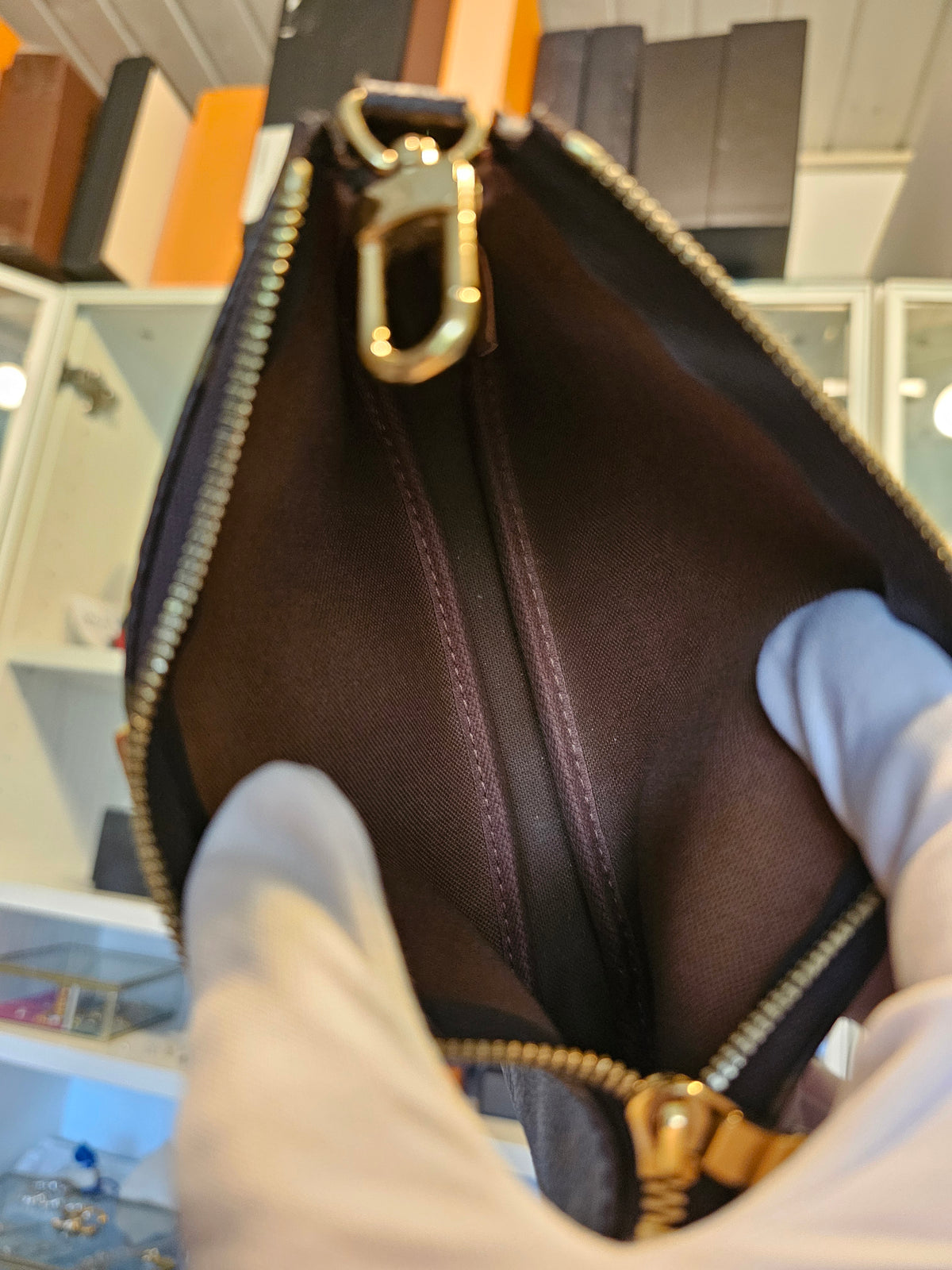 Louis Vuitton small pochette in monogram kanvas, with gold chain.