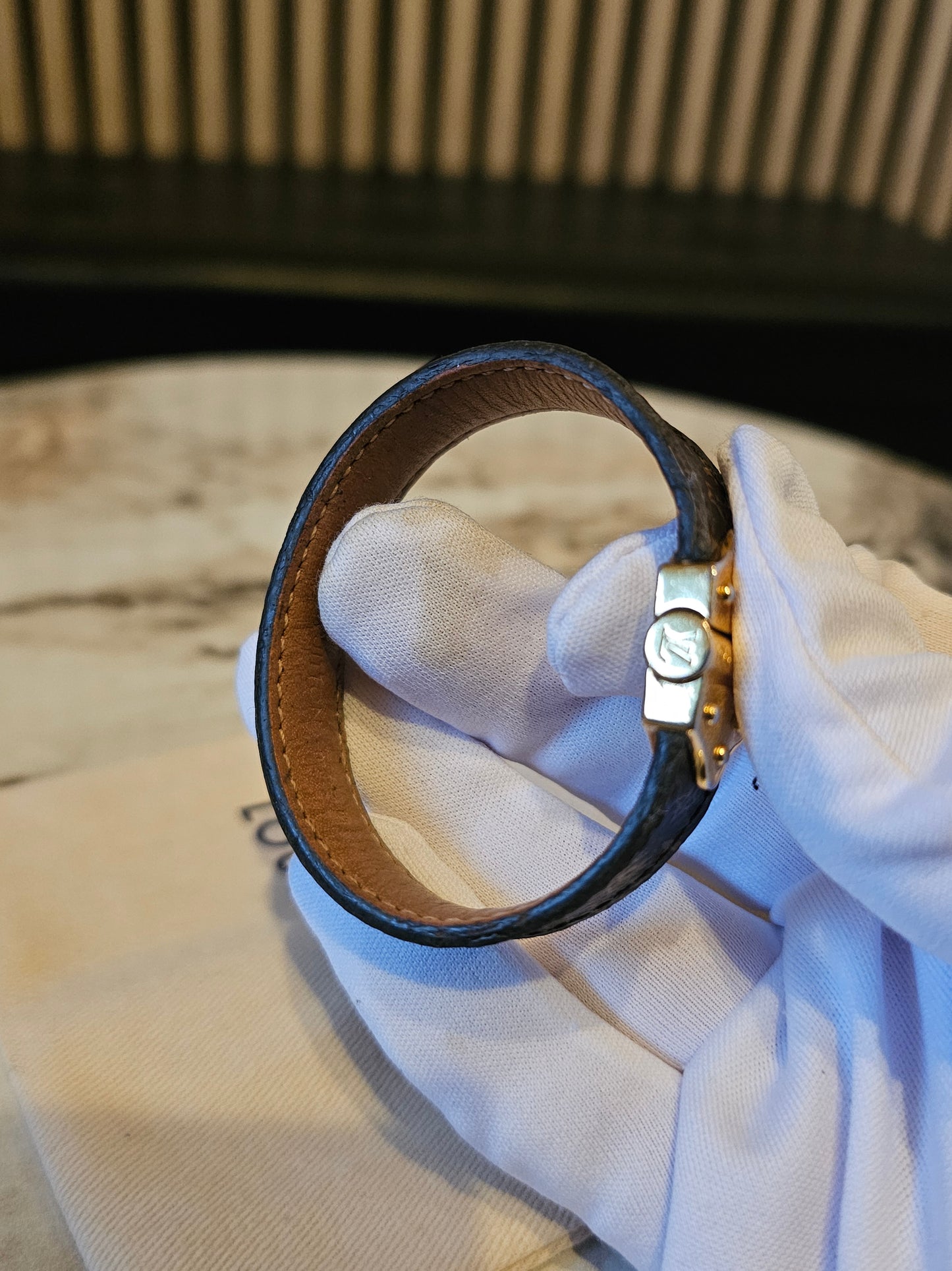 M6689 - Louis Vuitton bracelet nano monogram.