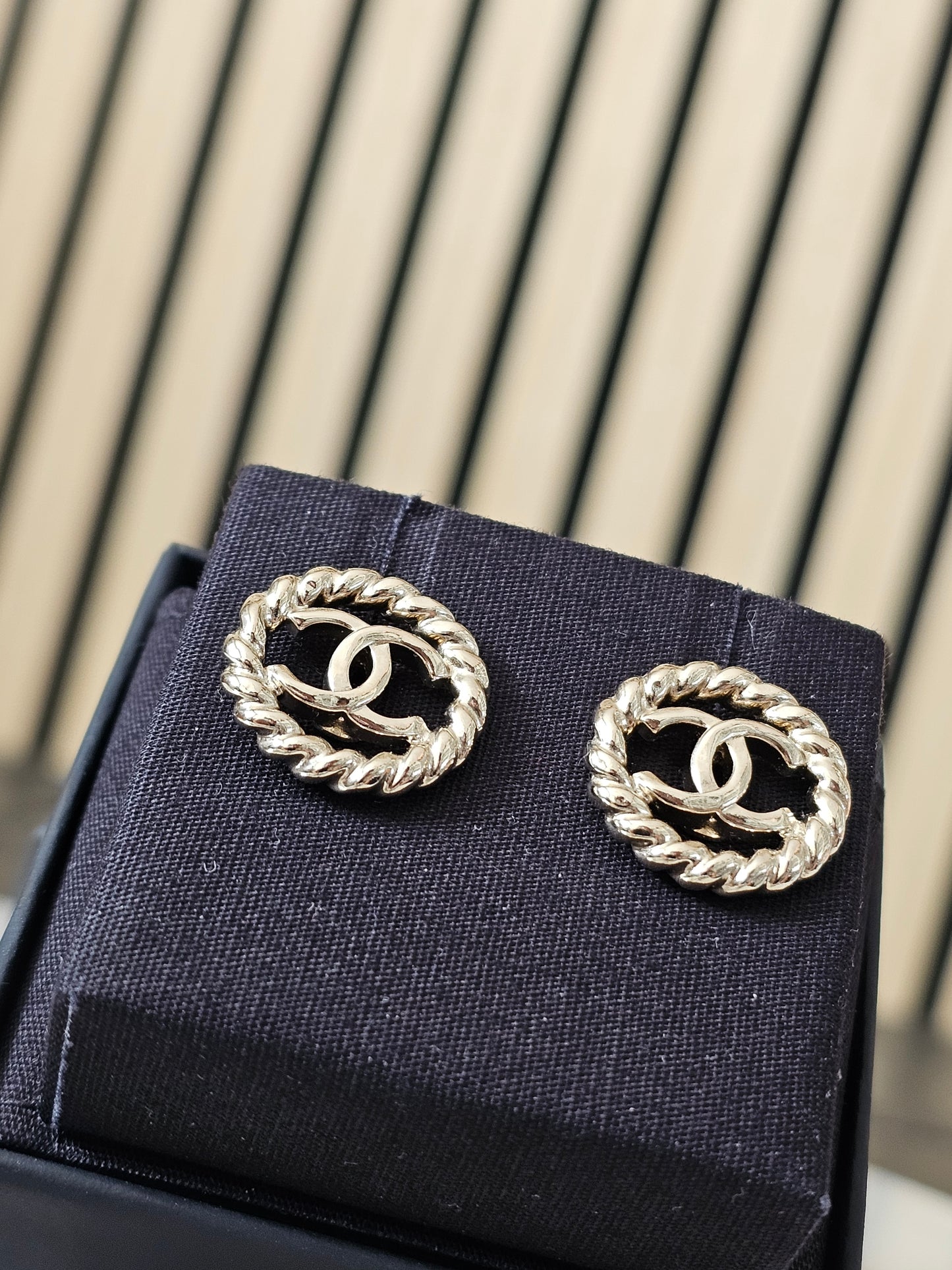 ABE952 - Chanel øreringe - Golden round Chanel earrings.