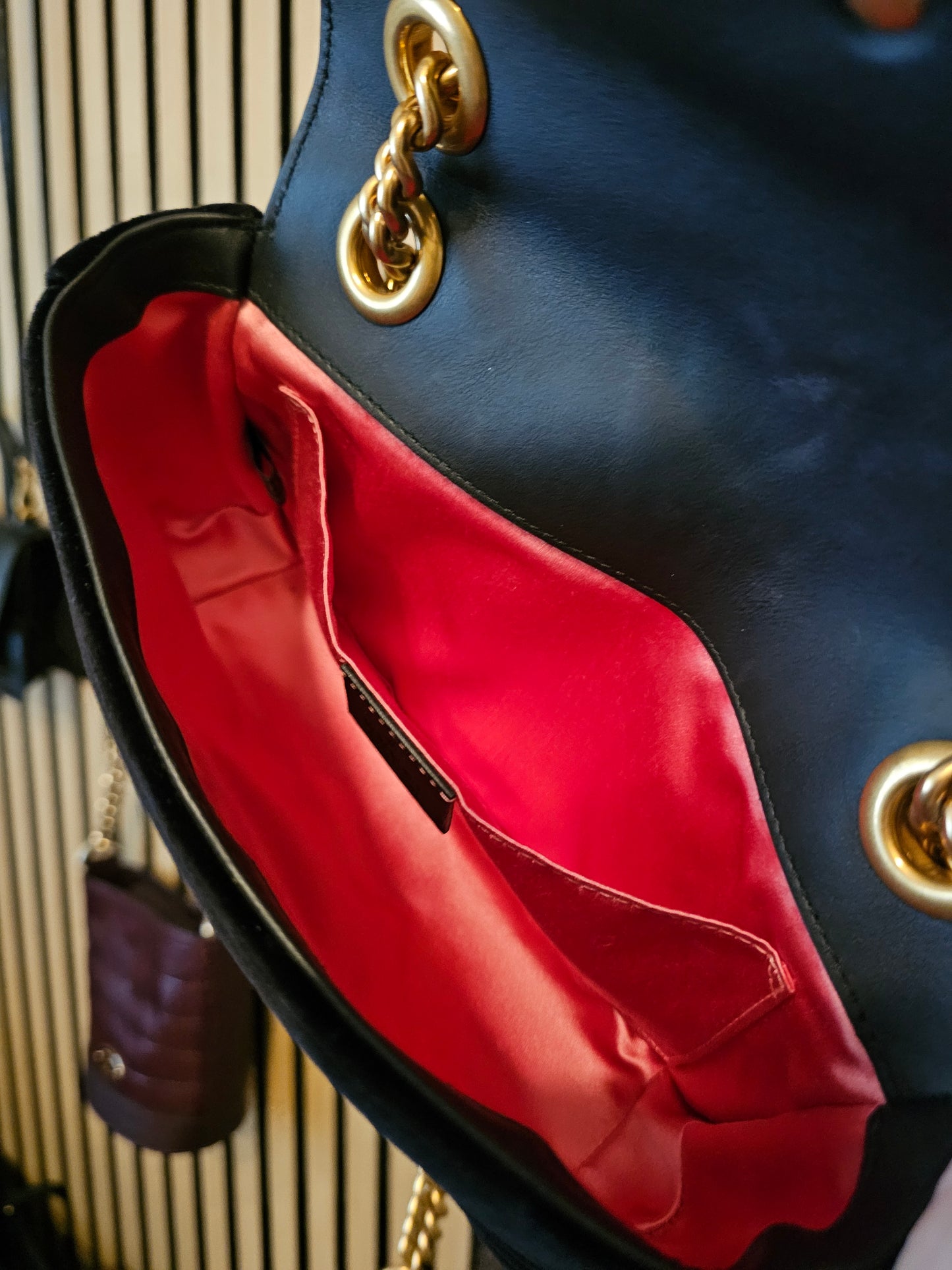 Gucc GG marmont small bag in black velvet.