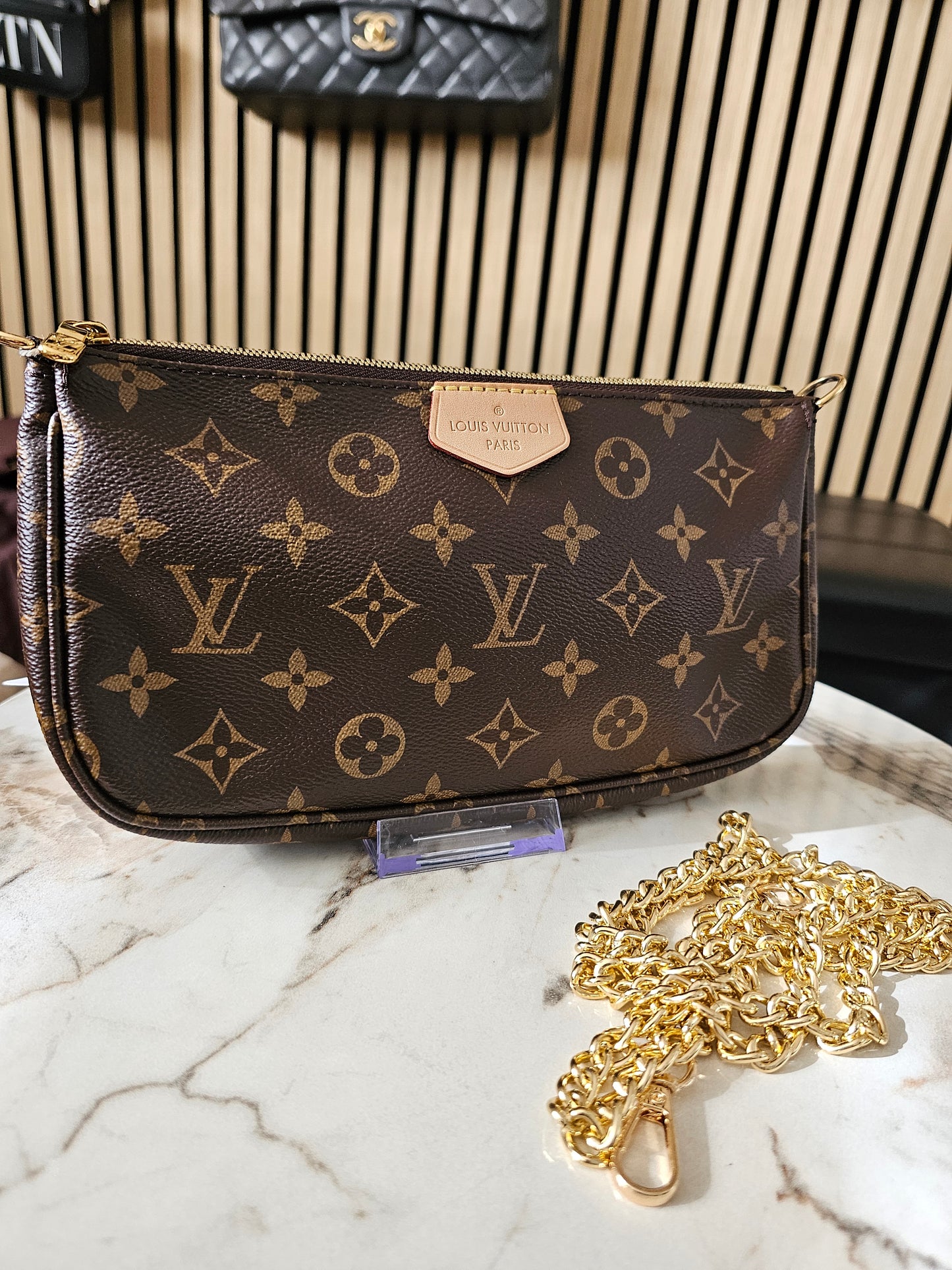 Louis vuitton large pochette accesories. Monogram kanvas.