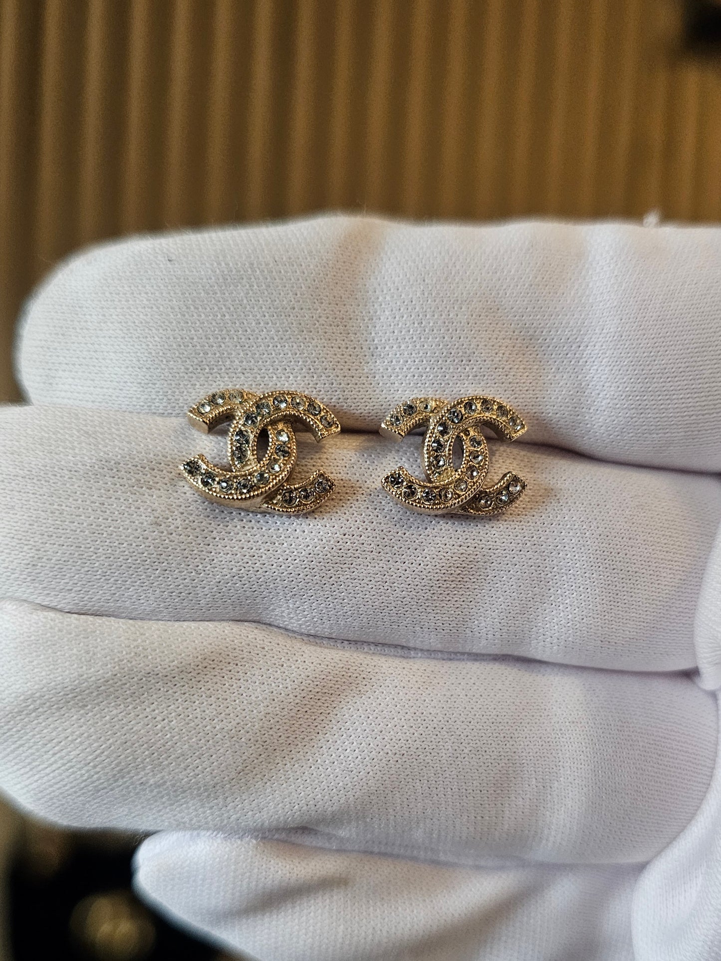 A88429 - Chanel øreringe, small golden with crystals.