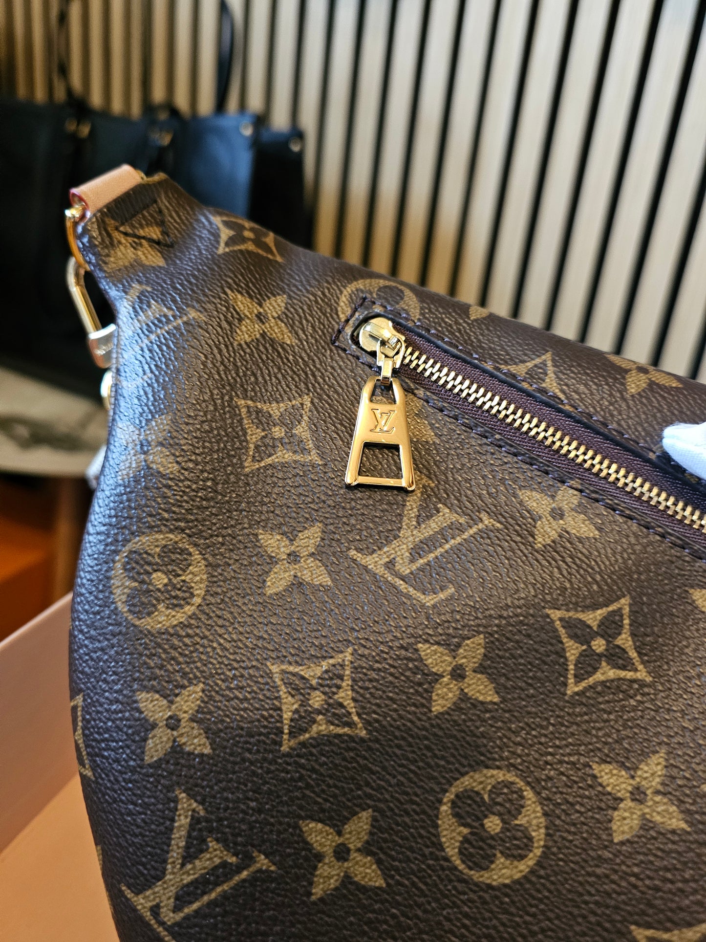 M46784 - Louis Vuitton bumbag, High Rise in Monogram kanvas.