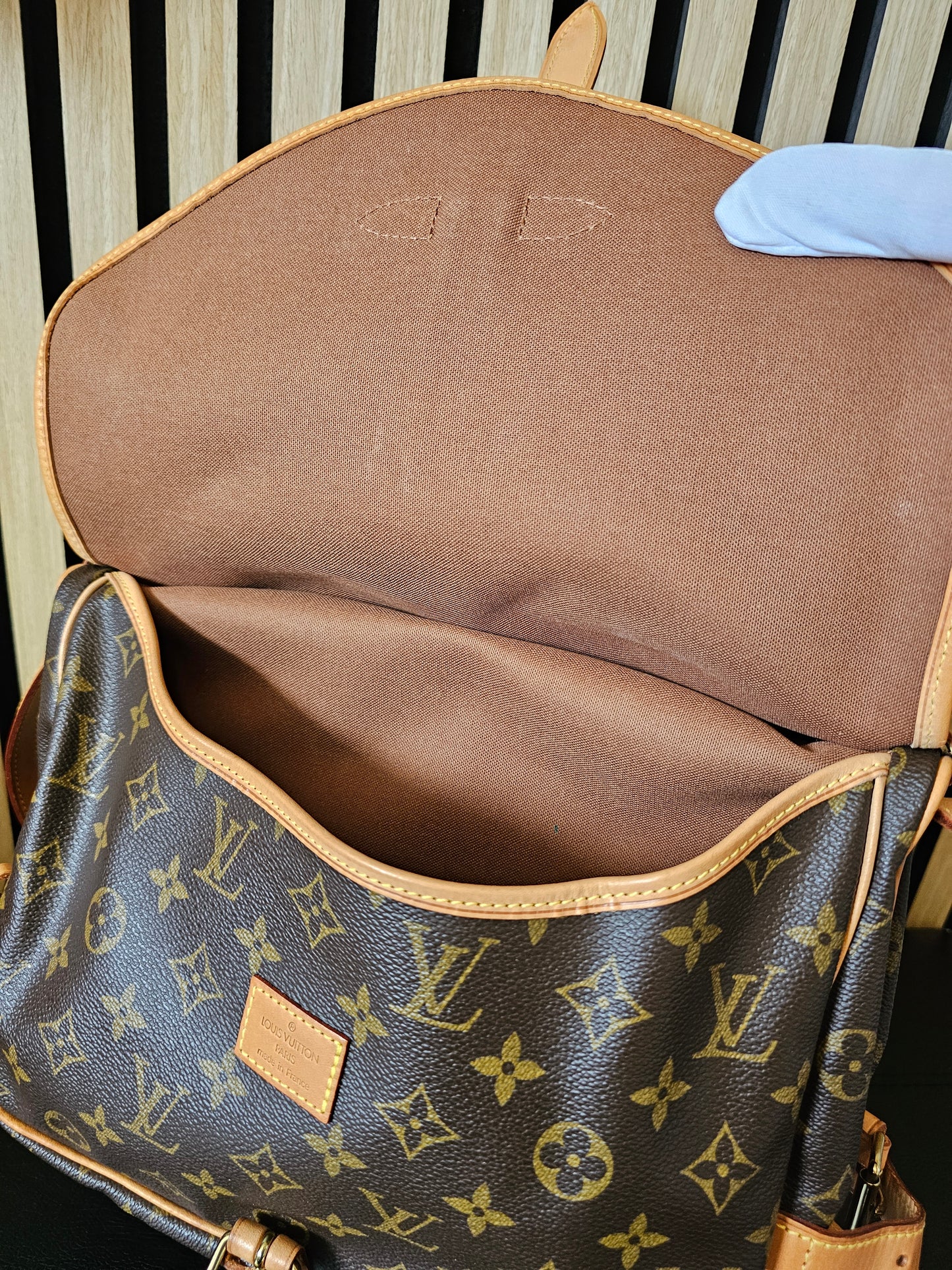 M42256 - Louis Vuitton Saumur 30, MNG. Kanvas.