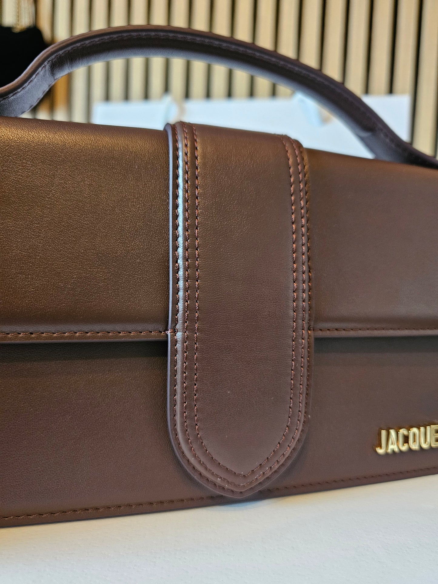 A01850 - Jaquemus bag, large bambino. Brown.