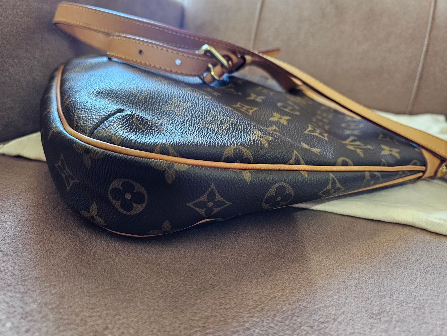 M56388 - Louis Vuitton Odeon GM, MNG. Kanvas.