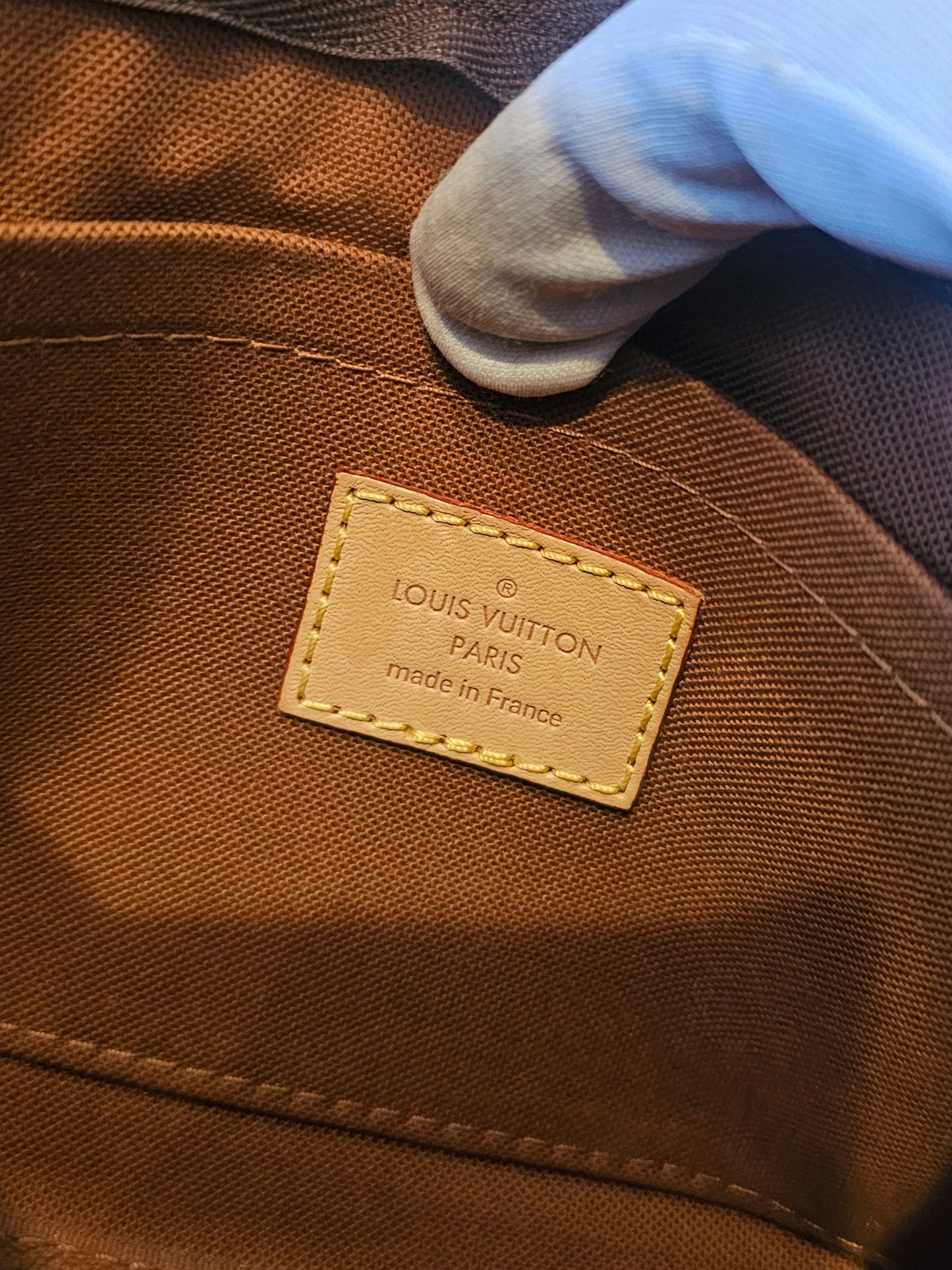 Louis Vuitton pochette accesories in monogram kanvas + LV strap.