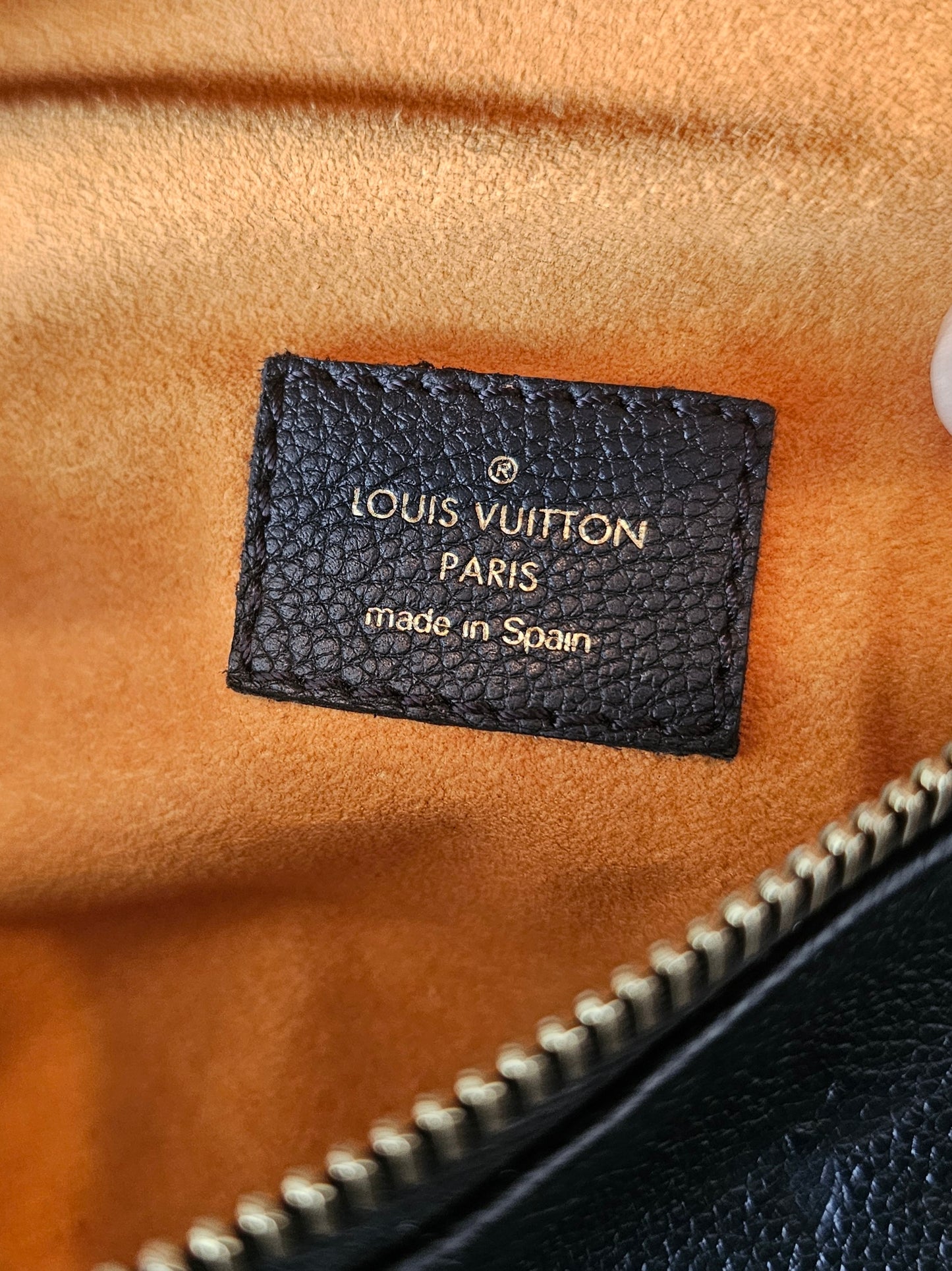 M44812 - Louis Vuitton Bumbag, MNG. Black empreinte leather.