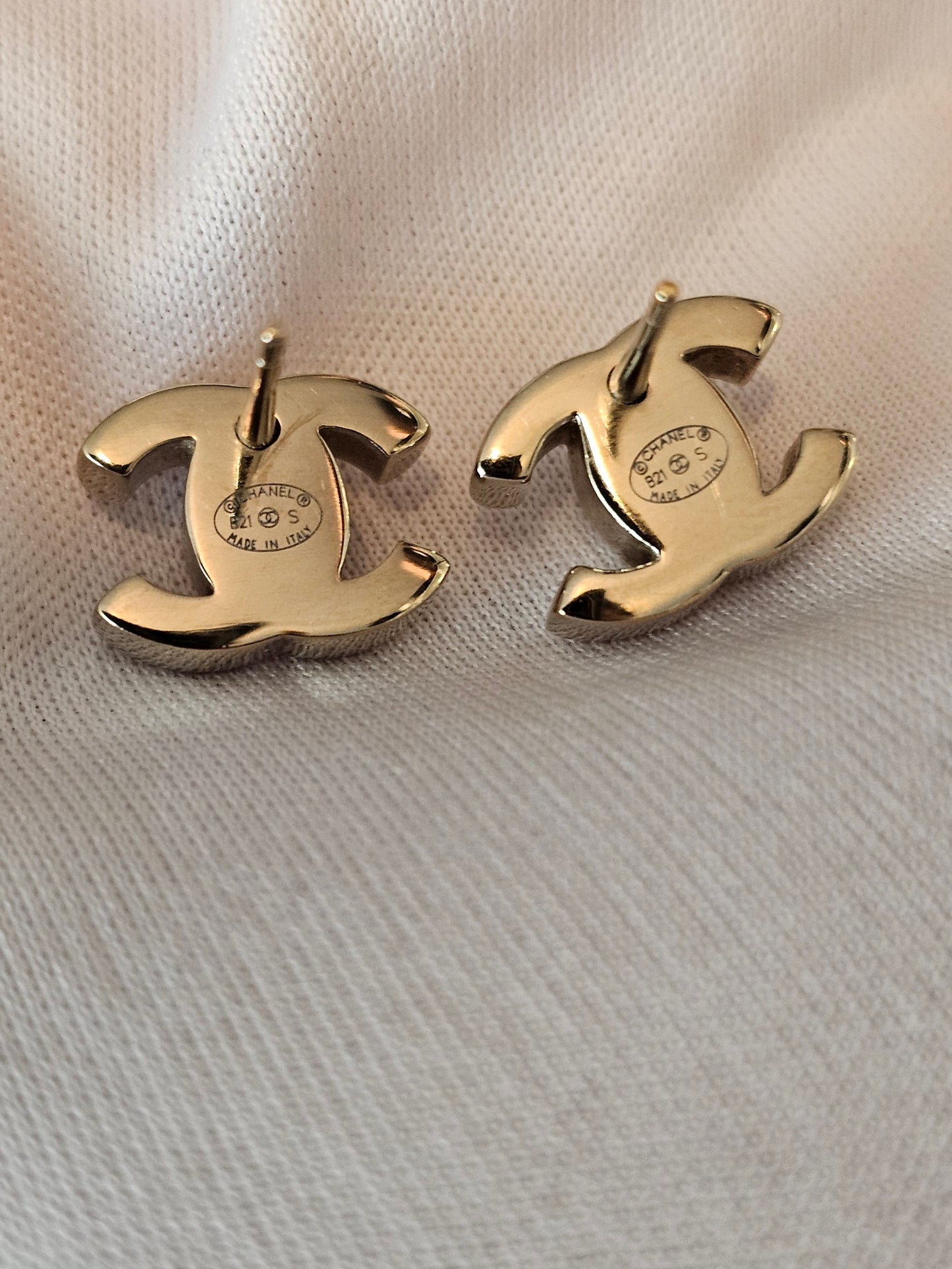 AB5617- Chanel earrings, golden CC turnlock.