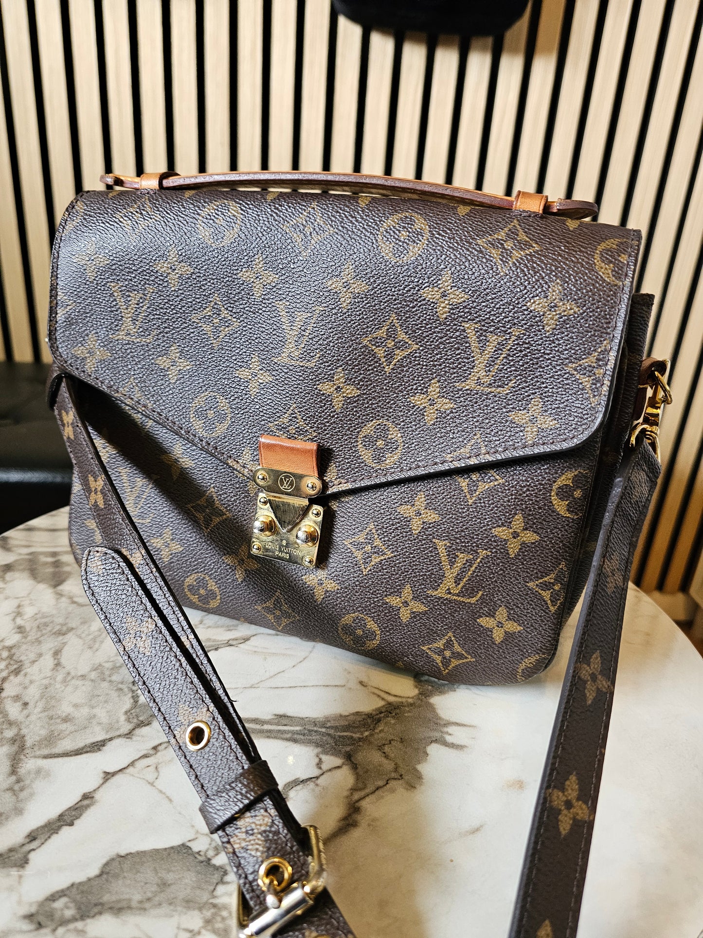 M44875- Louis Vuitton pochette Metis, MNG. Kanvas.