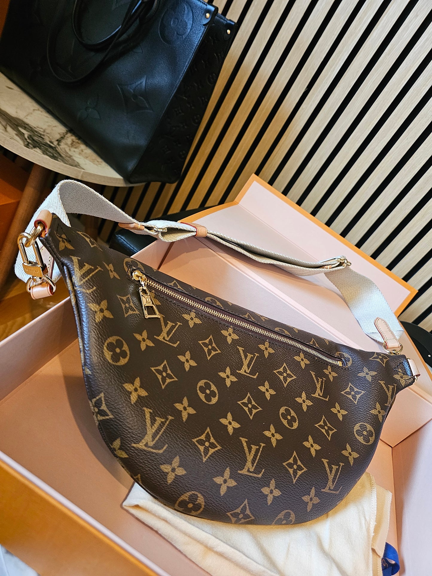 M46784 - Louis Vuitton bumbag, High Rise in Monogram kanvas.