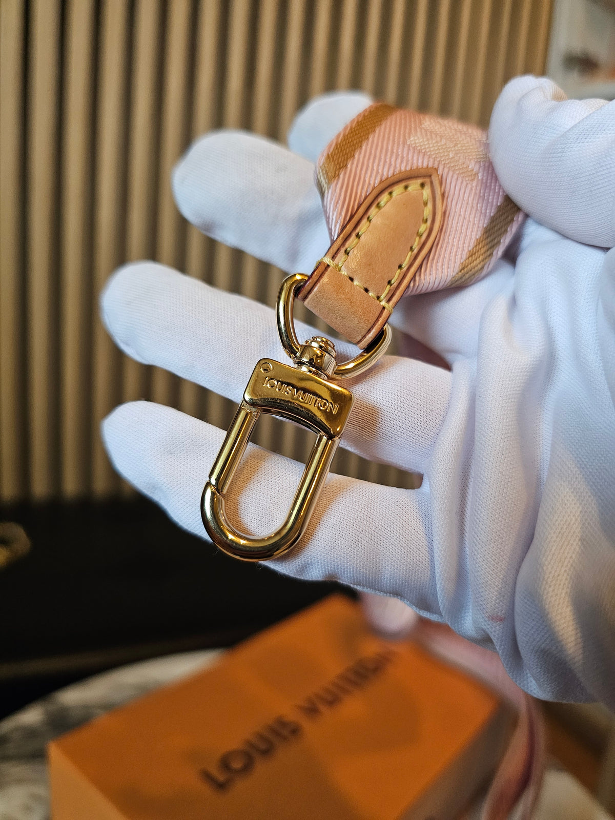 Louis Vuitton Pink bandouliere from multipochette accesories.