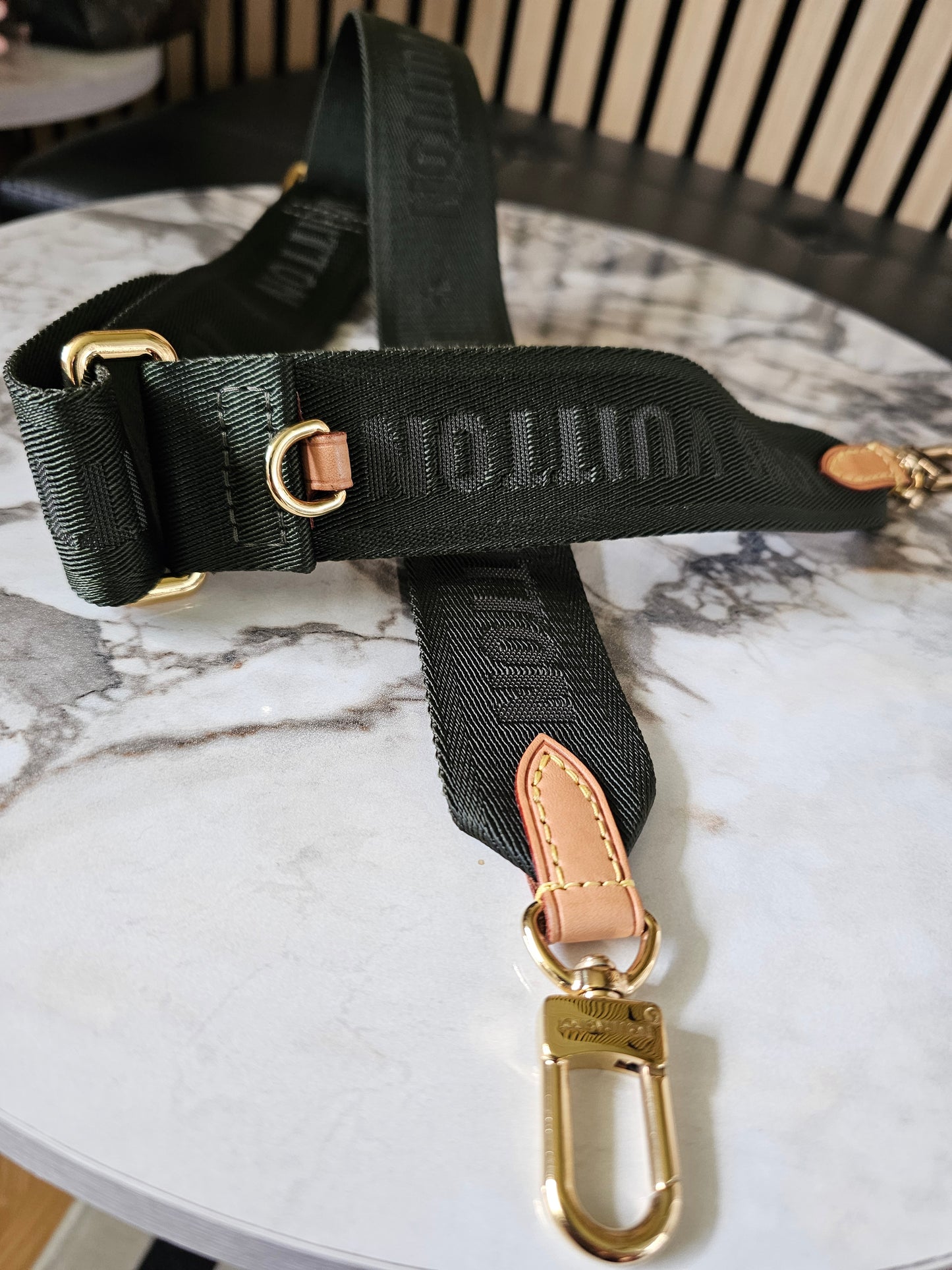 Louis Vuitton Khaki bandouliere- justerbar Strop fra multipochette sættet.