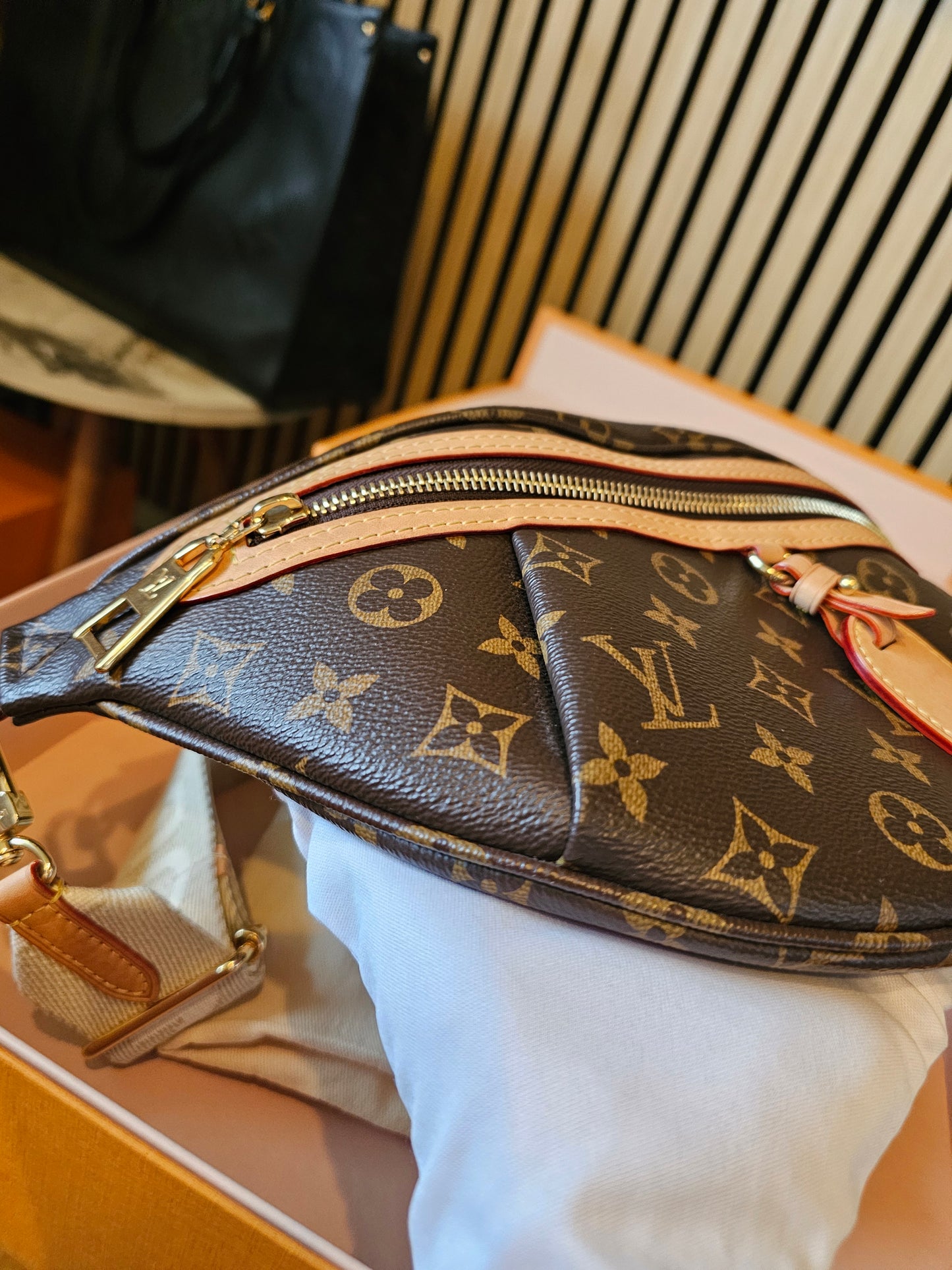 M46784 - Louis Vuitton bumbag, High Rise in Monogram kanvas.
