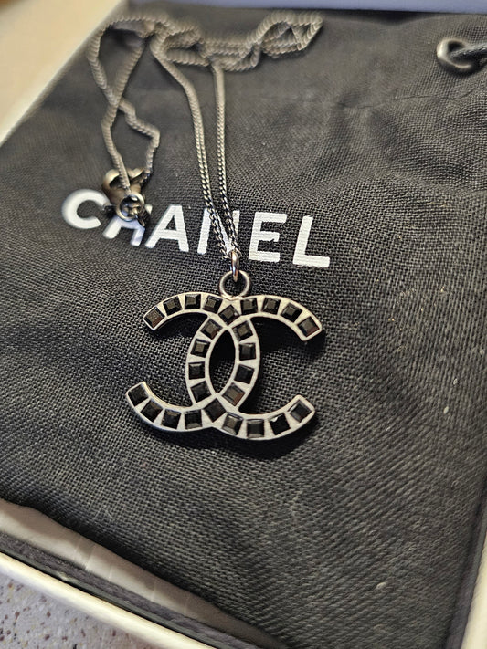 A41302 - Chanel halskæde, sort CC med sten.