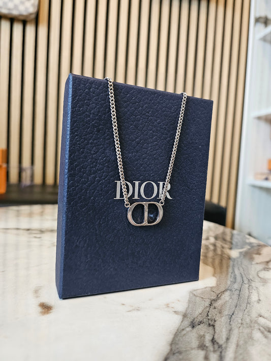 NI026 - Christian Dior - CD silver necklace.