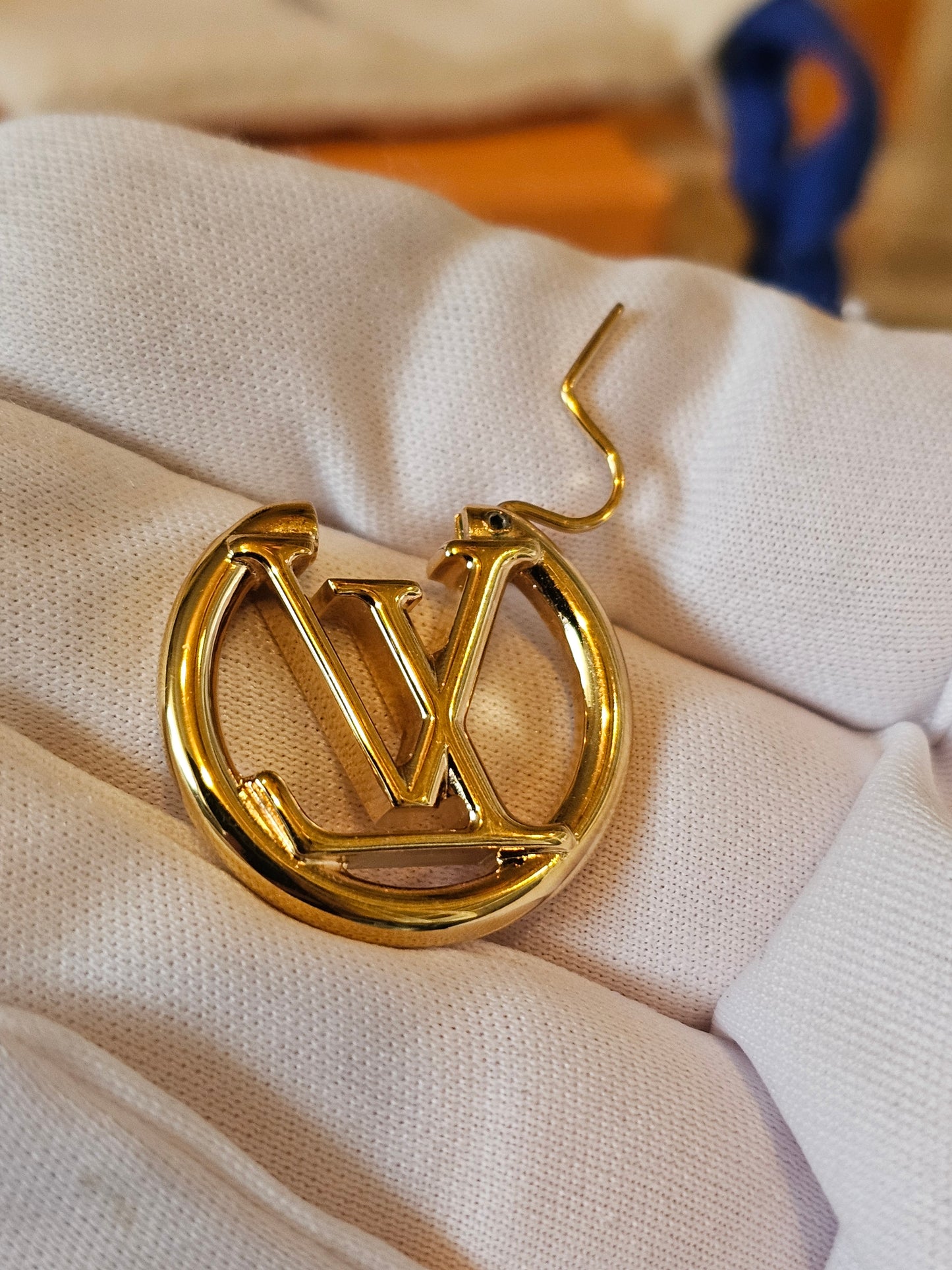 M00396 - Louis Vuitton, Louise PM earrings.